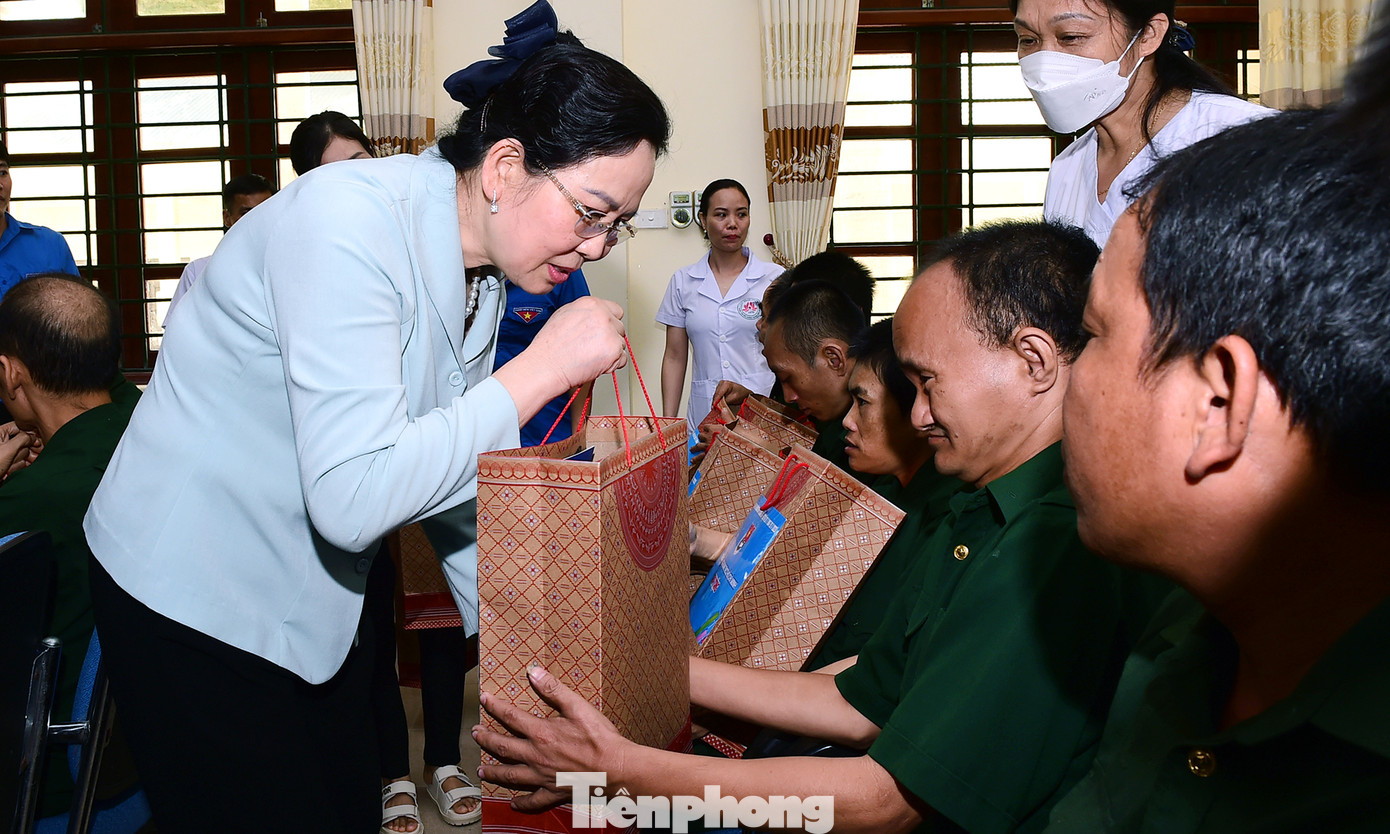 Bí thư Tỉnh ủy, Chủ tịch HĐND tỉnh Hà Nam Lê Thị Thủy tặng quà thương bệnh binh điều dưỡng tại trung tâm. Ảnh: Xuân Tùng
