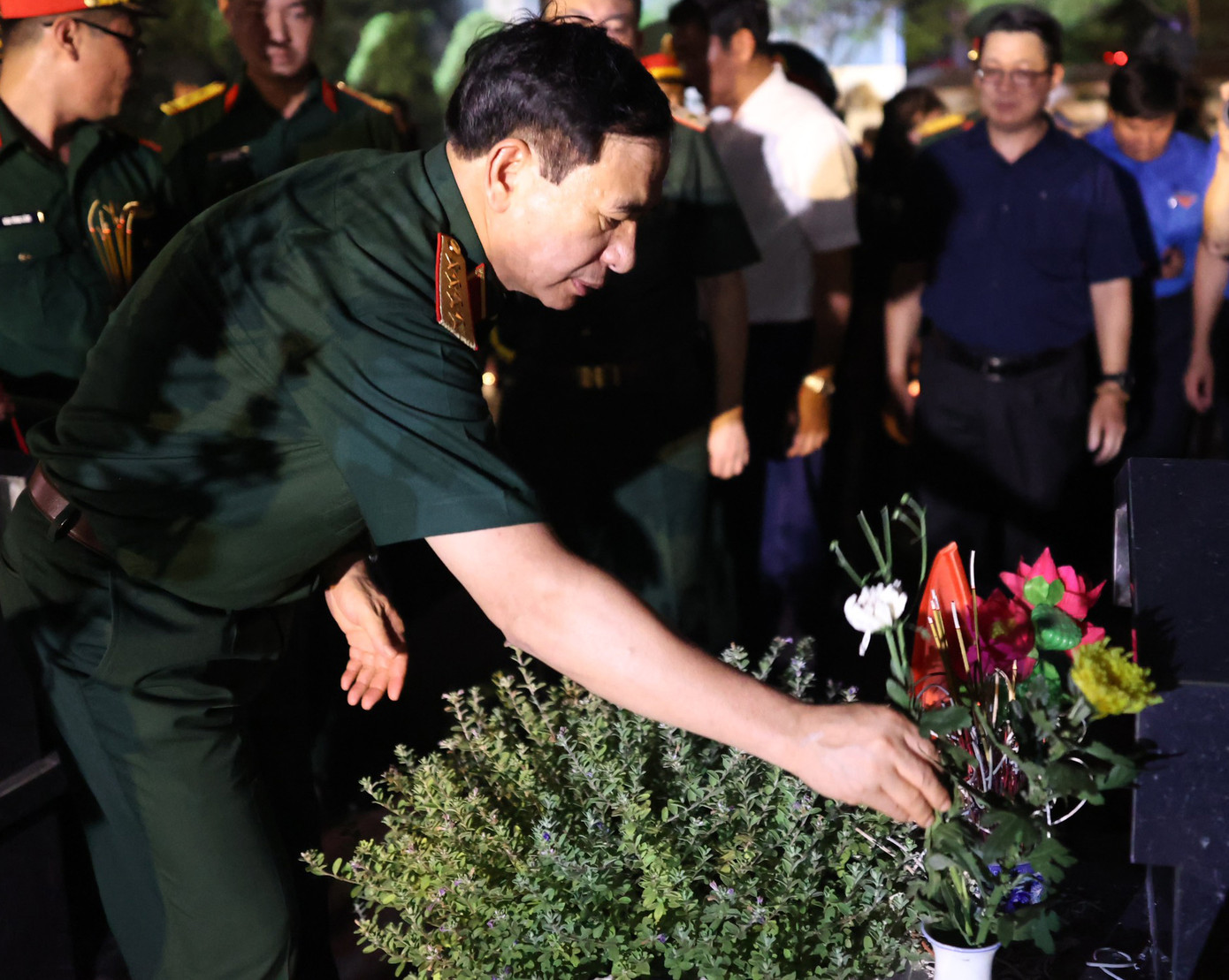 Đại tướng Phan Văn Giang thắp hương tại phần mộ liệt sĩ. Ảnh: Như Ý