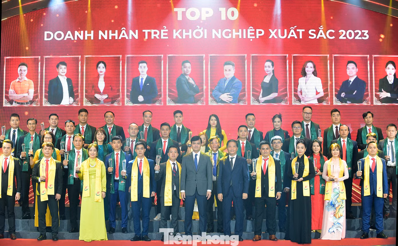 Trưởng Ban Kinh tế T.Ư Trần Tuấn Anh và Bí thư thứ nhất T.Ư Đoàn Bùi Quang Huy trao tặng danh hiệu Top 10 doanh nhân trẻ khởi nghiệp xuất sắc năm 2023. Ảnh: Xuân Tùng
