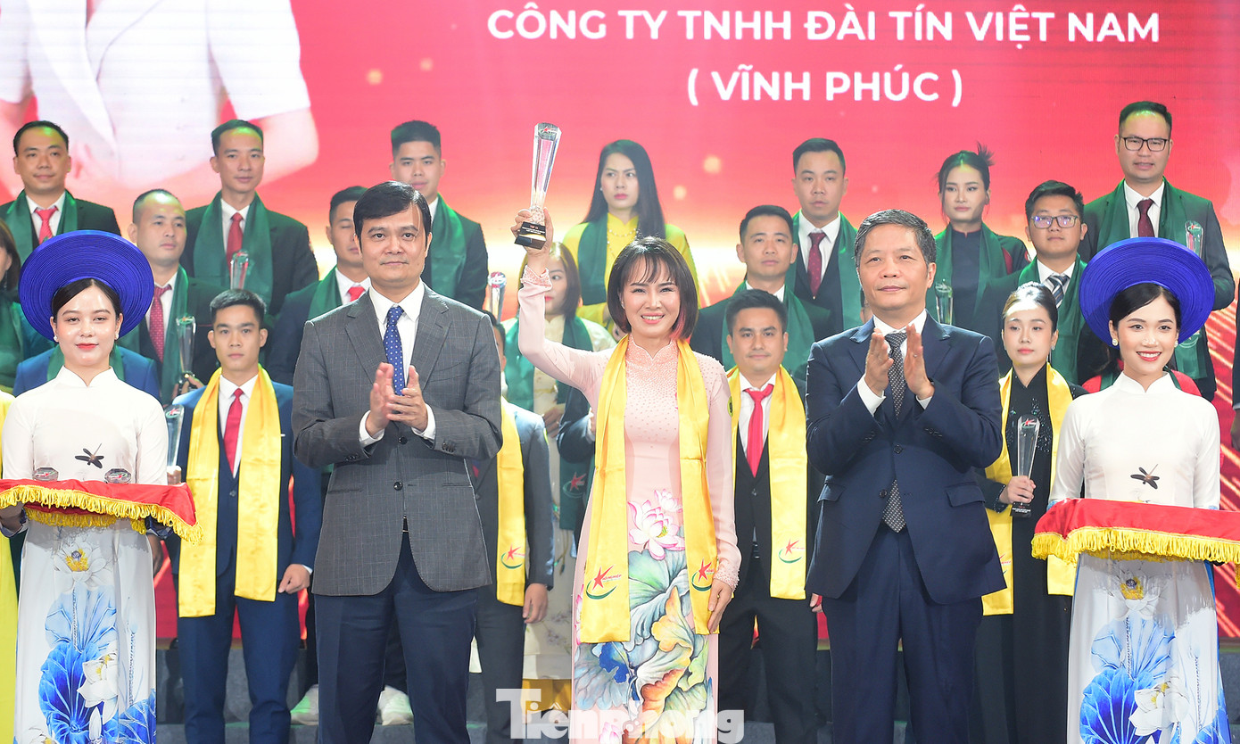 Trưởng Ban Kinh tế T.Ư Trần Tuấn Anh và Bí thư thứ nhất T.Ư Đoàn Bùi Quang Huy trao tặng danh hiệu Top 10 doanh nhân trẻ khởi nghiệp xuất sắc năm 2023. Ảnh: Xuân Tùng