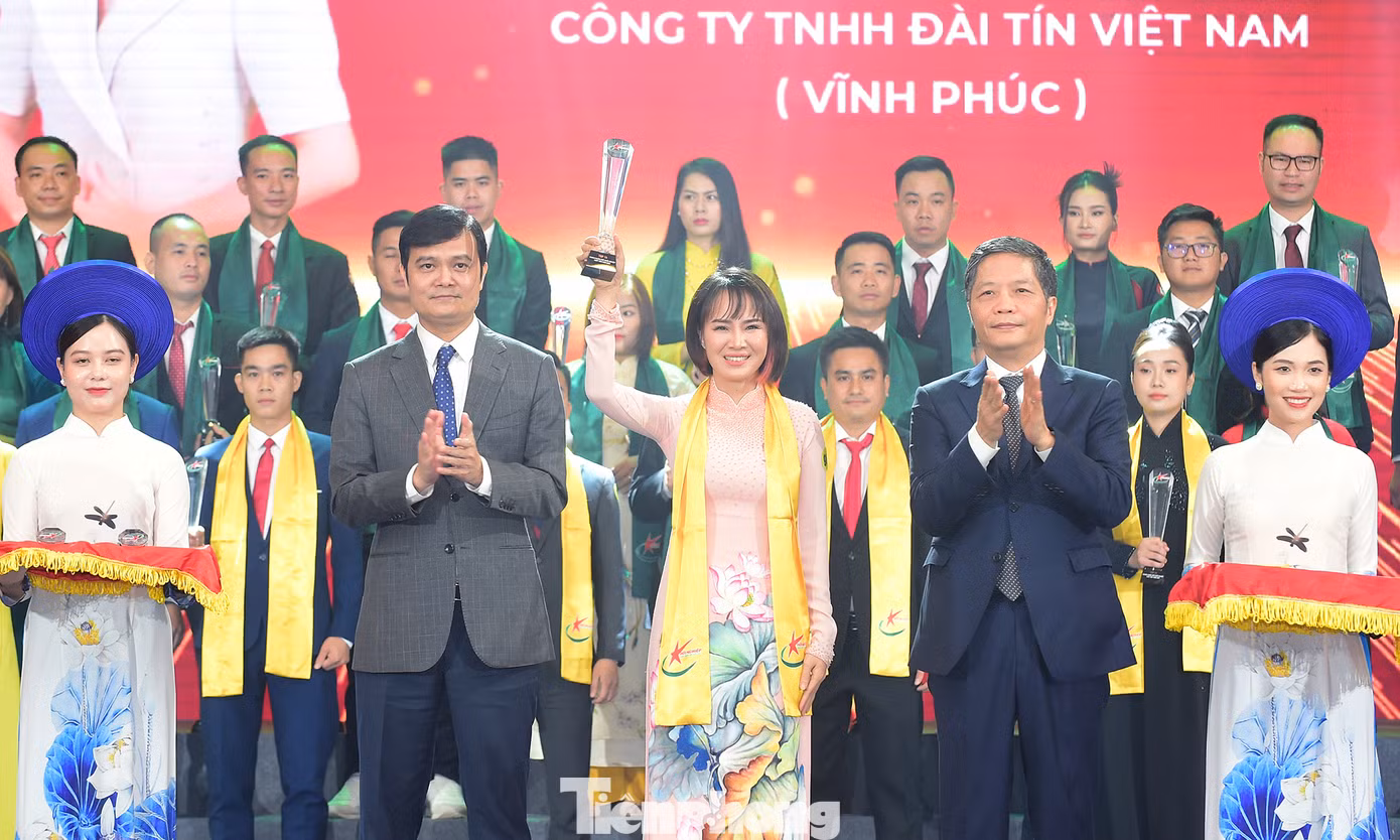 Trưởng Ban Kinh tế T.Ư Trần Tuấn Anh và Bí thư thứ nhất T.Ư Đoàn Bùi Quang Huy trao tặng danh hiệu Top 10 doanh nhân trẻ khởi nghiệp xuất sắc năm 2023. Ảnh: Xuân Tùng