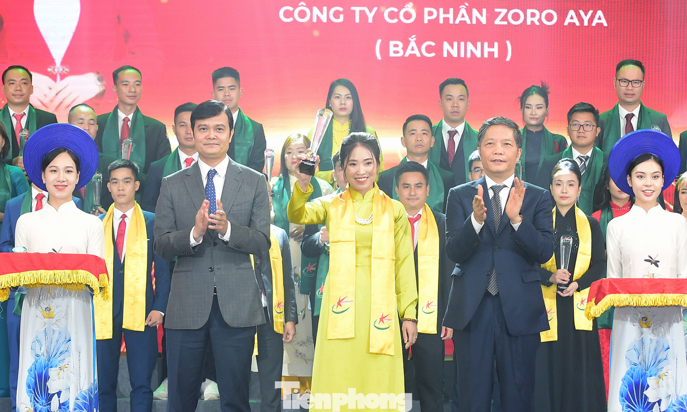 Trưởng Ban Kinh tế T.Ư Trần Tuấn Anh và Bí thư thứ nhất T.Ư Đoàn Bùi Quang Huy trao tặng danh hiệu Top 10 doanh nhân trẻ khởi nghiệp xuất sắc năm 2023. Ảnh: Xuân Tùng