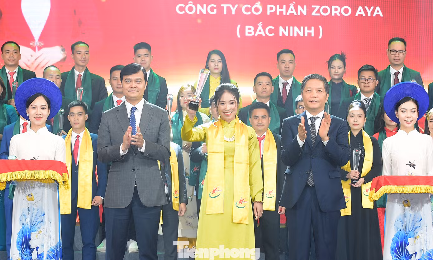 Trưởng Ban Kinh tế T.Ư Trần Tuấn Anh và Bí thư thứ nhất T.Ư Đoàn Bùi Quang Huy trao tặng danh hiệu Top 10 doanh nhân trẻ khởi nghiệp xuất sắc năm 2023. Ảnh: Xuân Tùng
