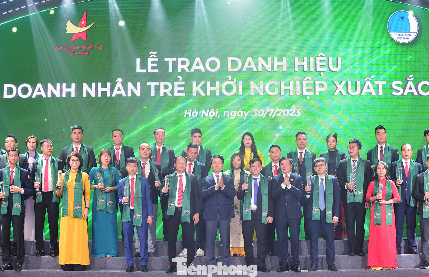 Tổng thư ký Quốc hội, Chủ nhiệm Văn phòng Quốc hội Bùi Văn Cường và Bí thư thường trực T.Ư Đoàn, Chủ tịch T.Ư Hội LHTN Việt Nam Nguyễn Ngọc Lương trao khen thưởng tới các doanh nhân trẻ khởi nghiệp xuất sắc năm 2023. Ảnh: Xuân Tùng