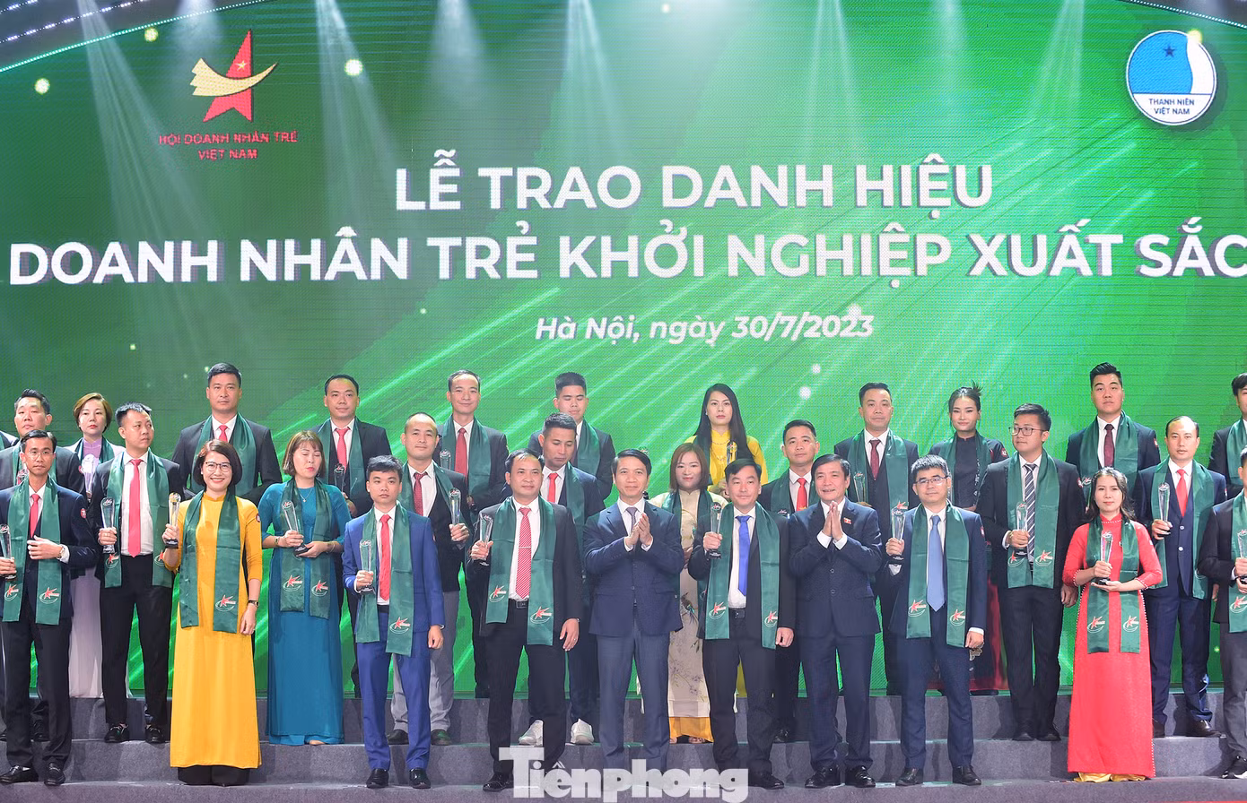 Tổng thư ký Quốc hội, Chủ nhiệm Văn phòng Quốc hội Bùi Văn Cường và Bí thư thường trực T.Ư Đoàn, Chủ tịch T.Ư Hội LHTN Việt Nam Nguyễn Ngọc Lương trao khen thưởng tới các doanh nhân trẻ khởi nghiệp xuất sắc năm 2023. Ảnh: Xuân Tùng