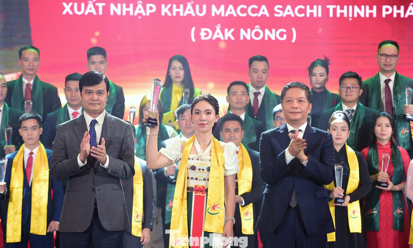 Trưởng Ban Kinh tế T.Ư Trần Tuấn Anh và Bí thư thứ nhất T.Ư Đoàn Bùi Quang Huy trao tặng danh hiệu Top 10 doanh nhân trẻ khởi nghiệp xuất sắc năm 2023. Ảnh: Xuân Tùng