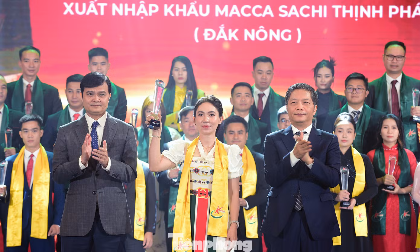 Trưởng Ban Kinh tế T.Ư Trần Tuấn Anh và Bí thư thứ nhất T.Ư Đoàn Bùi Quang Huy trao tặng danh hiệu Top 10 doanh nhân trẻ khởi nghiệp xuất sắc năm 2023. Ảnh: Xuân Tùng