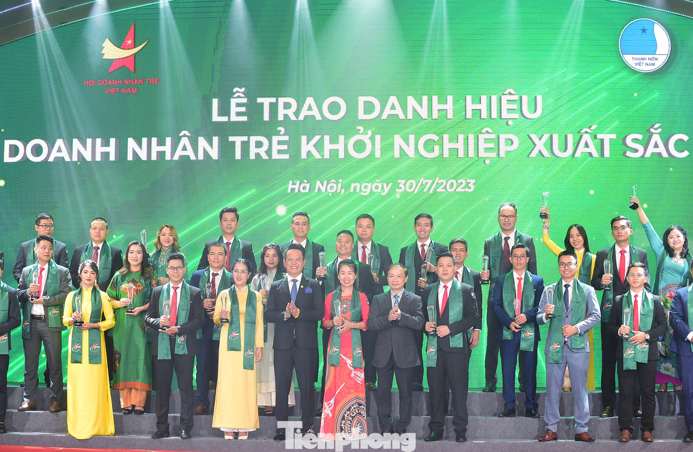 Phó Trưởng ban thường trực Ban Dân vận T.Ư Phạm Tất Thắng và Chủ tịch T.Ư Hội Doanh nhân trẻ Việt Nam trao khen thưởng tới các doanh nhân trẻ khởi nghiệp xuất sắc năm 2023. Ảnh: Xuân Tùng