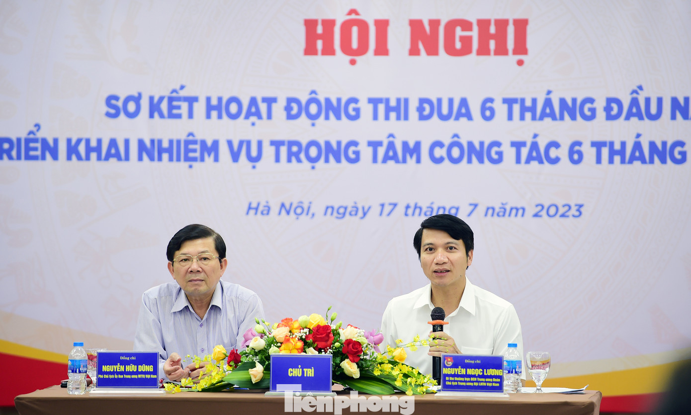 Phó Chủ tịch Ủy ban T.Ư MTTQ Việt Nam Nguyễn Hữu Dũng và Bí thư thường trực T.Ư Đoàn, Chủ tịch T.Ư Hội LHTN Việt Nam chủ trì hội nghị. Ảnh: Xuân Tùng