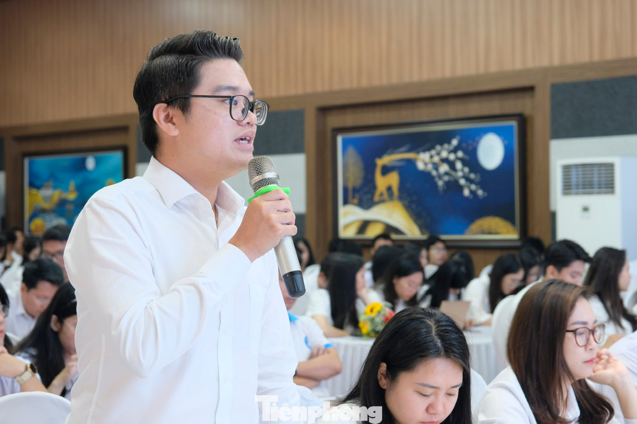 Anh Nguyễn Minh Sơn phát biểu ý kiến tại hội nghị. Ảnh: Châu Linh Anh Nguyễn Minh Sơn phát biểu ý kiến tại hội nghị. Ảnh: Châu Linh