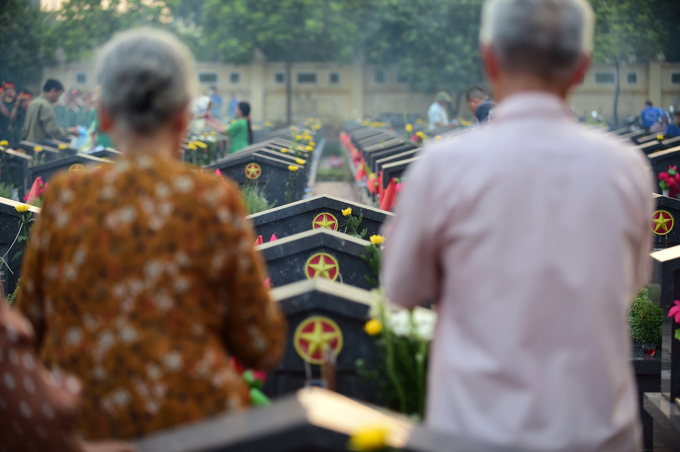 Thân nhân các Anh hùng liệt sĩ thắp hương tại các phần mộ trong Nghĩa trang Liệt sĩ thành phố Hà Nội. Ảnh: Xuân Tùng