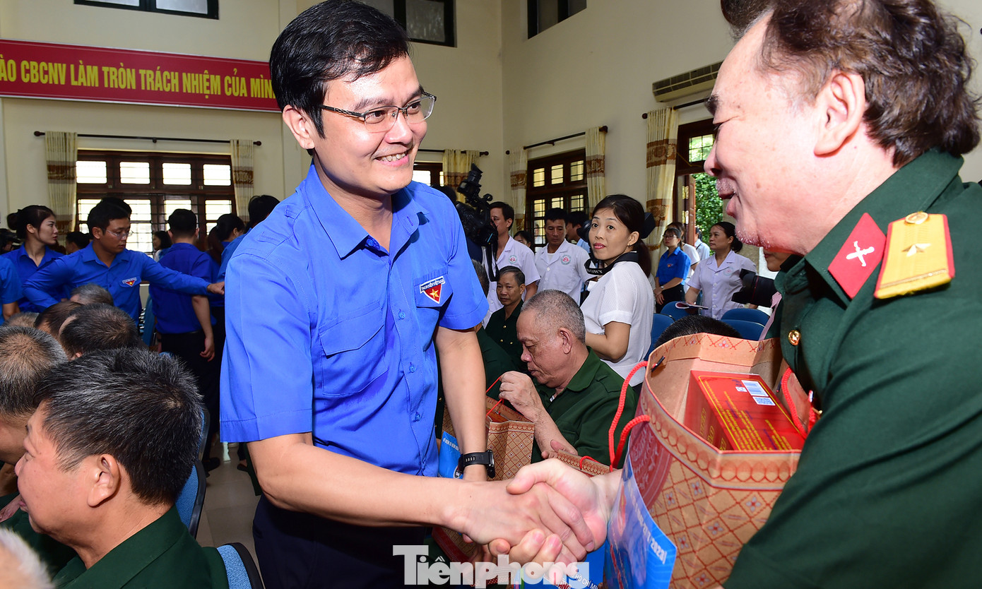 Bí thư thứ nhất T.Ư Đoàn Bùi Quang Huy tặng quà, động viên thương bệnh binh điều dưỡng tại trung tâm. Ảnh: Xuân Tùng