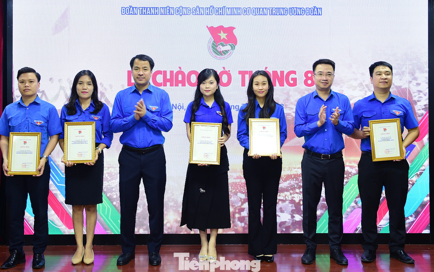 Anh Ngô Văn Cương và anh Nguyễn Tường Lâm khen thưởng cá nhân hoàn thành xuất sắc nhiệm vụ trong quý II năm 2023. Ảnh: Xuân Tùng