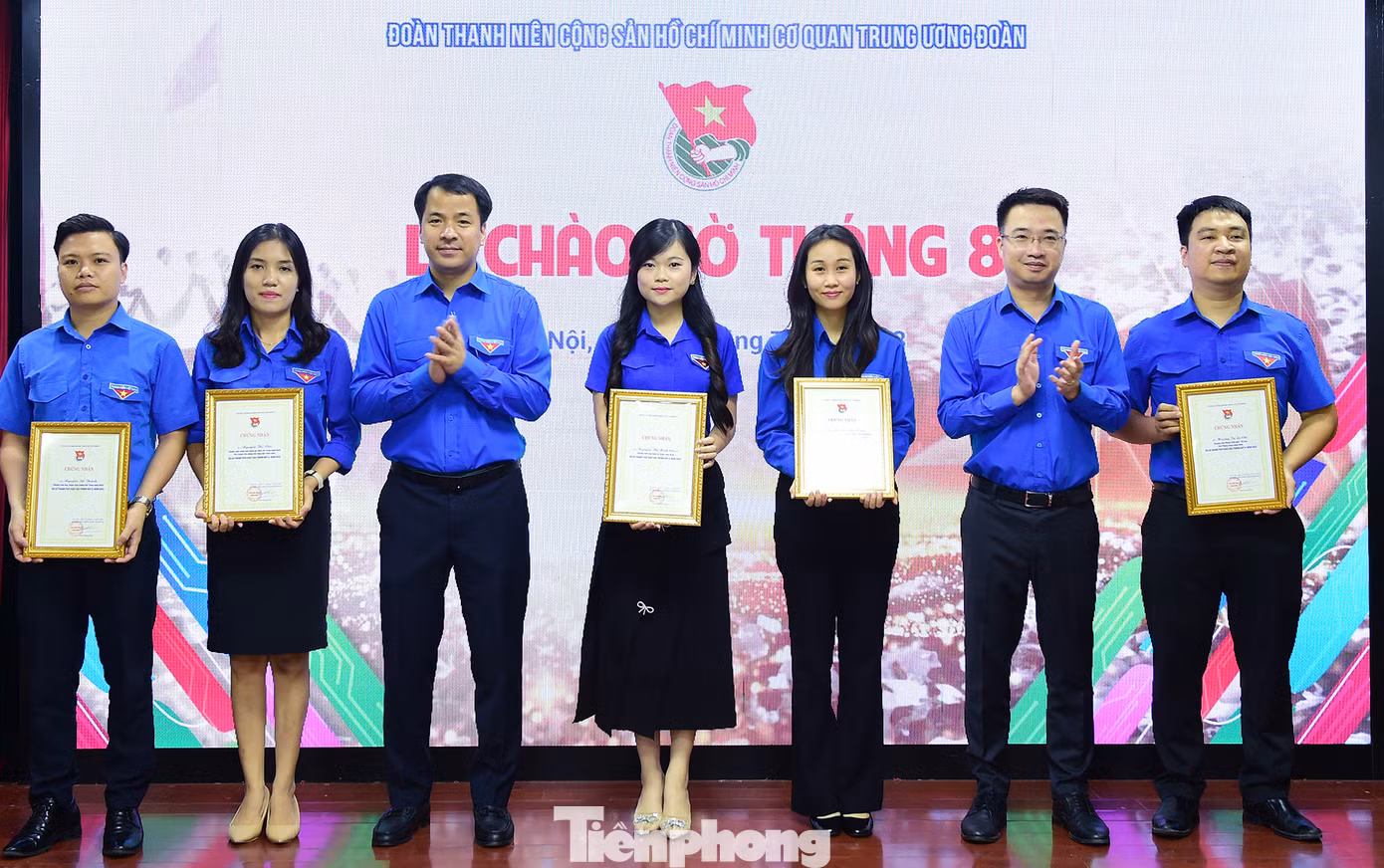 Anh Ngô Văn Cương và anh Nguyễn Tường Lâm khen thưởng cá nhân hoàn thành xuất sắc nhiệm vụ trong quý II năm 2023. Ảnh: Xuân Tùng Anh Ngô Văn Cương và anh Nguyễn Tường Lâm khen thưởng cá nhân hoàn thành xuất sắc nhiệm vụ trong quý II năm 2023. Ảnh: Xuân Tùng