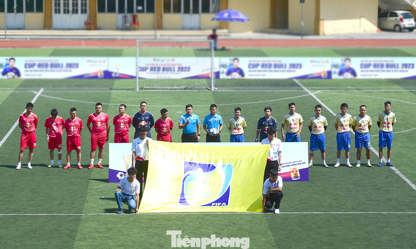 Trong chuỗi hoạt động Ngày hội “Thanh niên công nhân – Lan toả năng lượng tích cực” năm 2023 do T.Ư Hội LHTN Việt Nam và Công ty TCP Việt Nam tổ chức, trong hai ngày 8 - 9/7, tại Hà Nội, Giải bóng đá Thanh niên Công nhân - Cúp Red Bull khu vực Đồng bằng sông Hồng và Bắc Trung bộ diễn ra gay cấn, hấp dẫn. Ảnh: Xuân Tùng