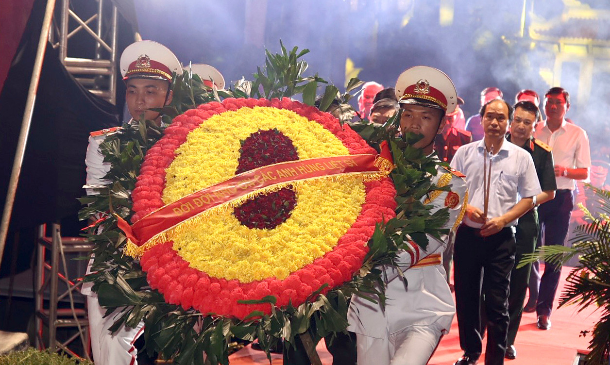 Các đại biểu đặt vòng hoa tưởng nhớ và tri ân các Anh hùng liệt sĩ. Ảnh: Như Ý