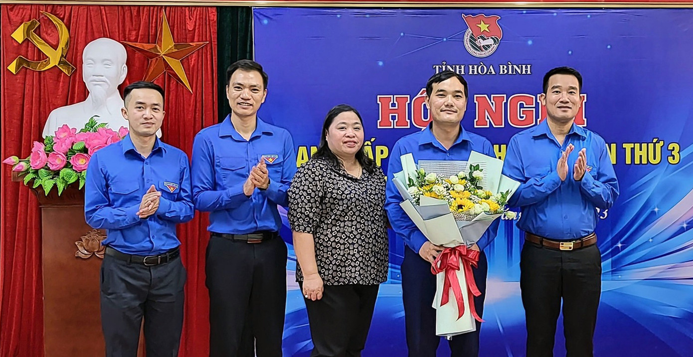 Lãnh đạo Ban Tổ chức Tỉnh ủy, Thường trực Tỉnh Đoàn, đại diện Ban Tổ chức Trung ương Đoàn tặng hoa chúc mừng anh Nguyễn Thành Luân, tân Phó Bí thư Tỉnh Đoàn. Ảnh: TĐHB Lãnh đạo Ban Tổ chức Tỉnh ủy, Thường trực Tỉnh Đoàn, đại diện Ban Tổ chức Trung ương Đoàn tặng hoa chúc mừng anh Nguyễn Thành Luân, tân Phó Bí thư Tỉnh Đoàn. Ảnh: TĐHB