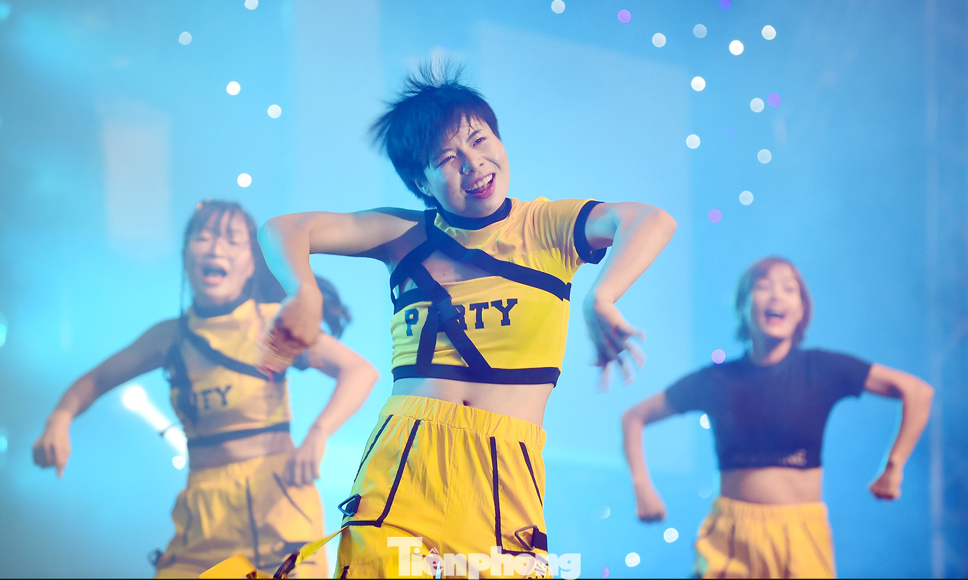 Trong hai ngày 29 - 30/7, Trung ương Hội LHTN Việt Nam phối hợp với Công ty TNHH TCP Việt Nam - nhãn hàng Red Bull tổ chức Ngày hội Thanh niên công nhân - Lan tỏa năng lượng tích cực tại Khu công nghiệp Quế Võ (thị xã Quế Võ, tỉnh Bắc Ninh). Trong ngày hội đã diễn ra cuộc thi tìm kiếm tài năng thanh niên công nhân và đêm nhạc hội. Ảnh: Xuân Tùng Trong hai ngày 29 - 30/7, Trung ương Hội LHTN Việt Nam phối hợp với Công ty TNHH TCP Việt Nam - nhãn hàng Red Bull tổ chức Ngày hội Thanh niên công nhân - Lan tỏa năng lượng tích cực tại Khu công nghiệp Quế Võ (thị xã Quế Võ, tỉnh Bắc Ninh). Trong ngày hội đã diễn ra cuộc thi tìm kiếm tài năng thanh niên công nhân và đêm nhạc hội. Ảnh: Xuân Tùng