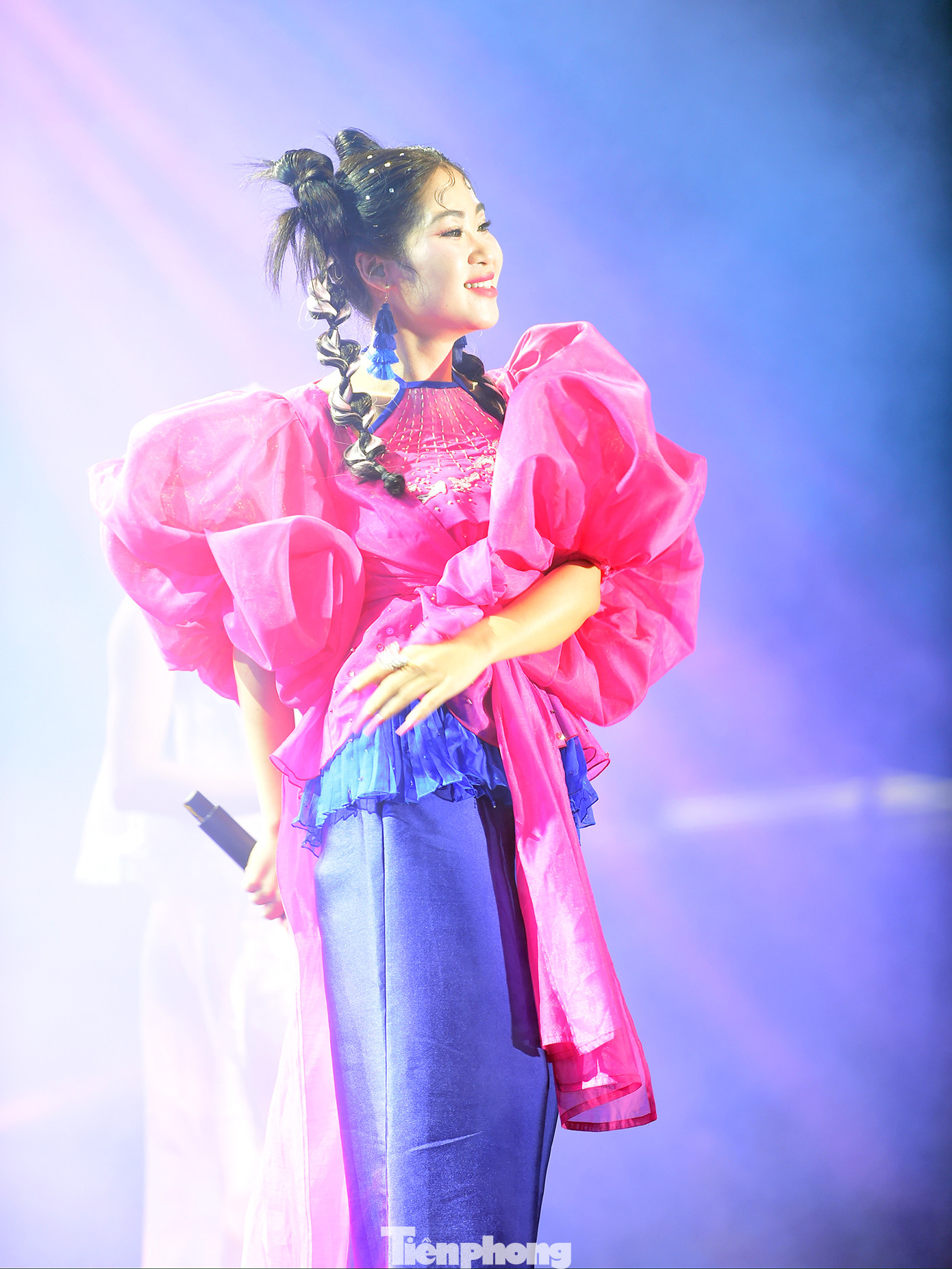 Hà Myo cùng Vũ đoàn Homiez thể hiện "Việt Nam và những chuyến đi", "Xẩm Hà Nội", "Cơn mưa ngang qua. Ảnh: Xuân Tùng Hà Myo cùng Vũ đoàn Homiez thể hiện "Việt Nam và những chuyến đi", "Xẩm Hà Nội", "Cơn mưa ngang qua. Ảnh: Xuân Tùng