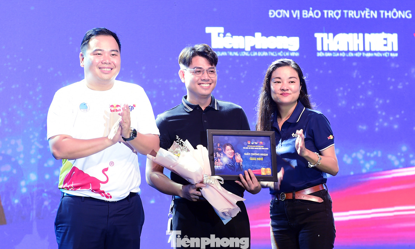 Giải Nhì trị giá 7 triệu đồng thuộc về tiết mục hát “Đêm qua nhớ bạn”- dân ca quan họ cổ đến từ anh Nguyễn Thành Bân thuộc Công ty cổ phần in Việt – Hàn. Giải Nhì trị giá 7 triệu đồng thuộc về tiết mục hát “Đêm qua nhớ bạn”- dân ca quan họ cổ đến từ anh Nguyễn Thành Bân thuộc Công ty cổ phần in Việt – Hàn.