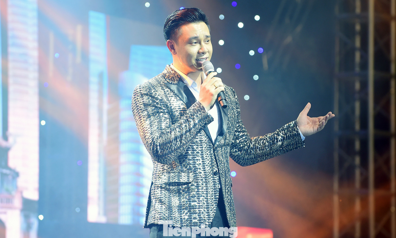 Ca sĩ Đông Hùng xuất hiện trong đêm nhạc hội thanh niên công nhân với màn thể hiện bài hát "Vinh Quang đang chờ ta", "Việt Nam trong tôi là". Ảnh: Xuân Tùng Ca sĩ Đông Hùng xuất hiện trong đêm nhạc hội thanh niên công nhân với màn thể hiện bài hát "Vinh Quang đang chờ ta", "Việt Nam trong tôi là". Ảnh: Xuân Tùng