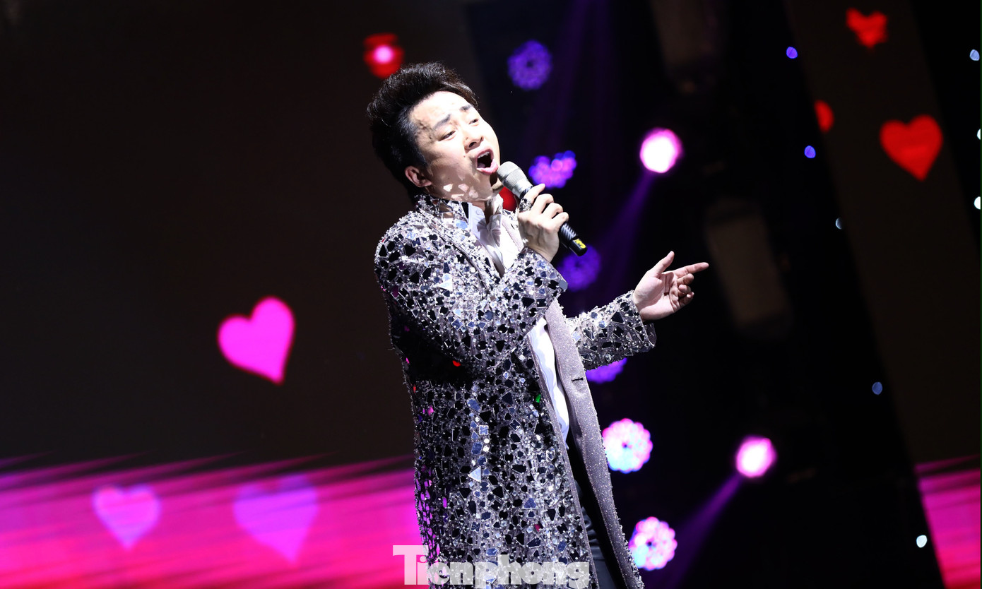 Ca sĩ Tùng Dương đã trình diễn các bản hít được nhiều người yêu thích "Ai chung tình được mãi", "Cô đơn trên sofa", "Bên trên tầng lầu". Ảnh: Đức Minh Ca sĩ Tùng Dương đã trình diễn các bản hít được nhiều người yêu thích "Ai chung tình được mãi", "Cô đơn trên sofa", "Bên trên tầng lầu". Ảnh: Đức Minh