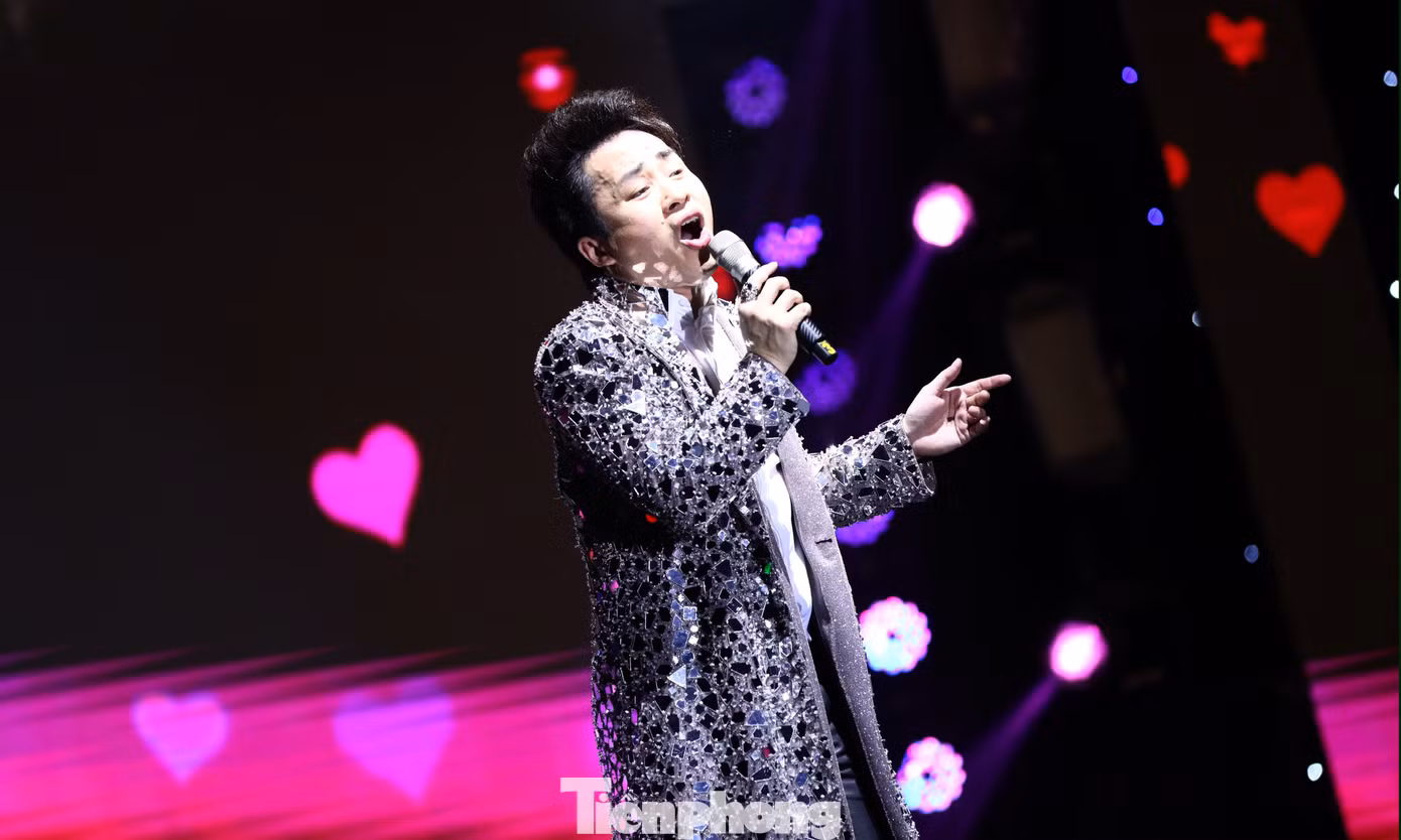 Ca sĩ Tùng Dương đã trình diễn các bản hít được nhiều người yêu thích "Ai chung tình được mãi", "Cô đơn trên sofa", "Bên trên tầng lầu". Ảnh: Đức Minh