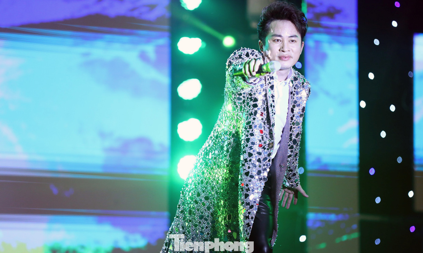 Ca sĩ Tùng Dương đã trình diễn các bản hít được nhiều người yêu thích "Ai chung tình được mãi", "Cô đơn trên sofa", "Bên trên tầng lầu". Ảnh: Đức Minh Ca sĩ Tùng Dương đã trình diễn các bản hít được nhiều người yêu thích "Ai chung tình được mãi", "Cô đơn trên sofa", "Bên trên tầng lầu". Ảnh: Đức Minh