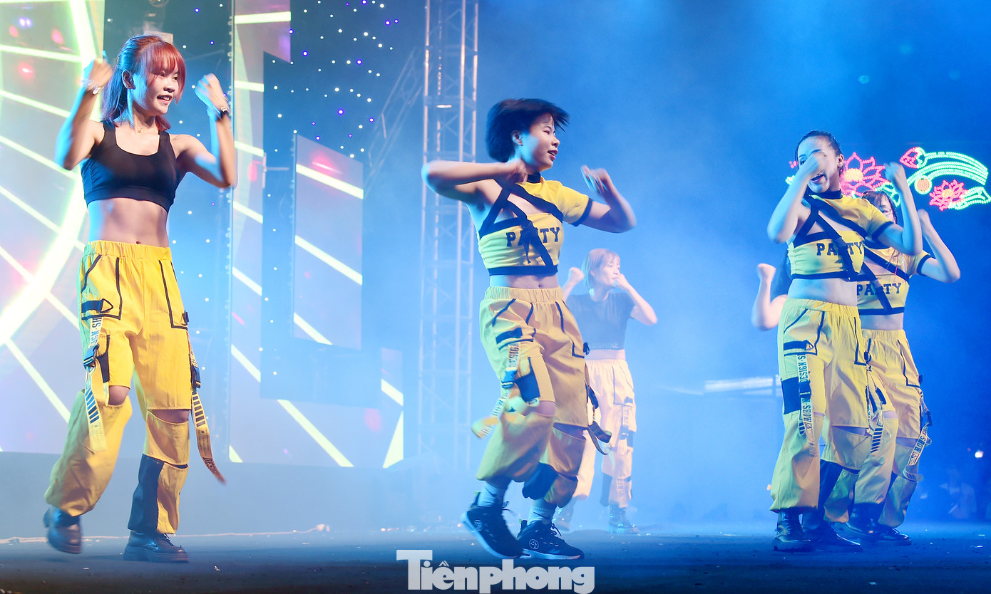 Trong hai ngày 29 - 30/7, Trung ương Hội LHTN Việt Nam phối hợp với Công ty TNHH TCP Việt Nam - nhãn hàng Red Bull tổ chức Ngày hội Thanh niên công nhân - Lan tỏa năng lượng tích cực tại Khu công nghiệp Quế Võ (thị xã Quế Võ, tỉnh Bắc Ninh). Trong ngày hội đã diễn ra cuộc thi tìm kiếm tài năng thanh niên công nhân và đêm nhạc hội. Ảnh: Xuân Tùng Trong hai ngày 29 - 30/7, Trung ương Hội LHTN Việt Nam phối hợp với Công ty TNHH TCP Việt Nam - nhãn hàng Red Bull tổ chức Ngày hội Thanh niên công nhân - Lan tỏa năng lượng tích cực tại Khu công nghiệp Quế Võ (thị xã Quế Võ, tỉnh Bắc Ninh). Trong ngày hội đã diễn ra cuộc thi tìm kiếm tài năng thanh niên công nhân và đêm nhạc hội. Ảnh: Xuân Tùng