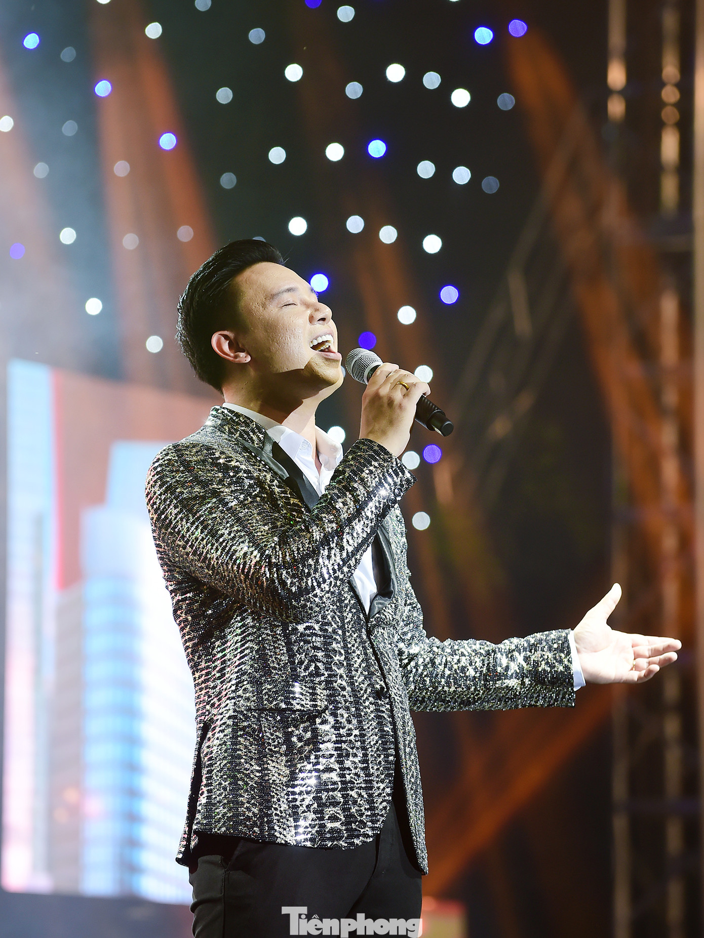 Ca sĩ Đông Hùng xuất hiện trong đêm nhạc hội thanh niên công nhân với màn thể hiện bài hát "Vinh Quang đang chờ ta", "Việt Nam trong tôi là". Ảnh: Xuân Tùng Ca sĩ Đông Hùng xuất hiện trong đêm nhạc hội thanh niên công nhân với màn thể hiện bài hát "Vinh Quang đang chờ ta", "Việt Nam trong tôi là". Ảnh: Xuân Tùng