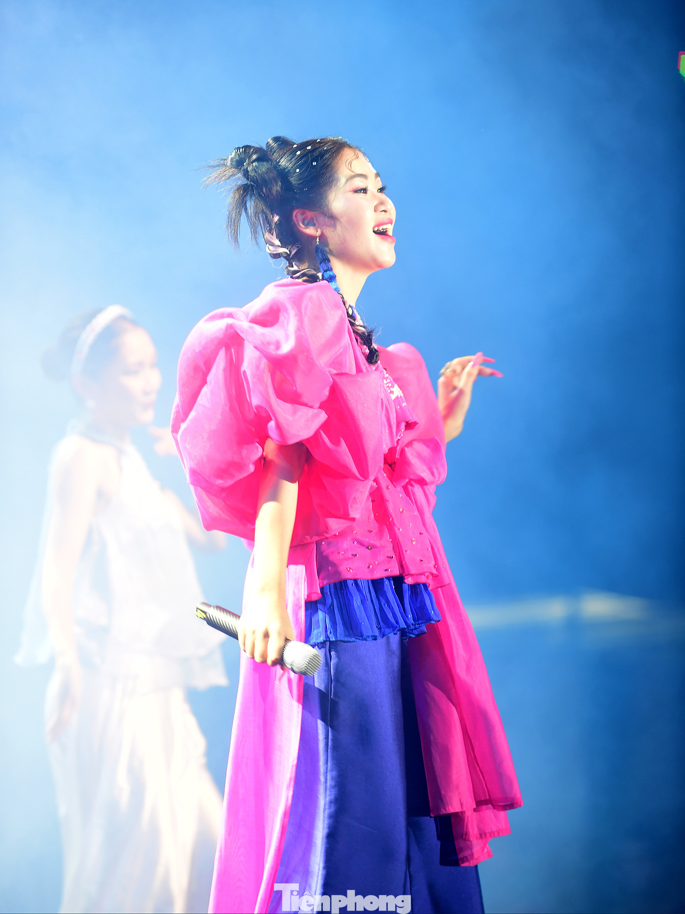 Hà Myo cùng Vũ đoàn Homiez thể hiện "Việt Nam và những chuyến đi", "Xẩm Hà Nội", "Cơn mưa ngang qua. Ảnh: Xuân Tùng Hà Myo cùng Vũ đoàn Homiez thể hiện "Việt Nam và những chuyến đi", "Xẩm Hà Nội", "Cơn mưa ngang qua. Ảnh: Xuân Tùng