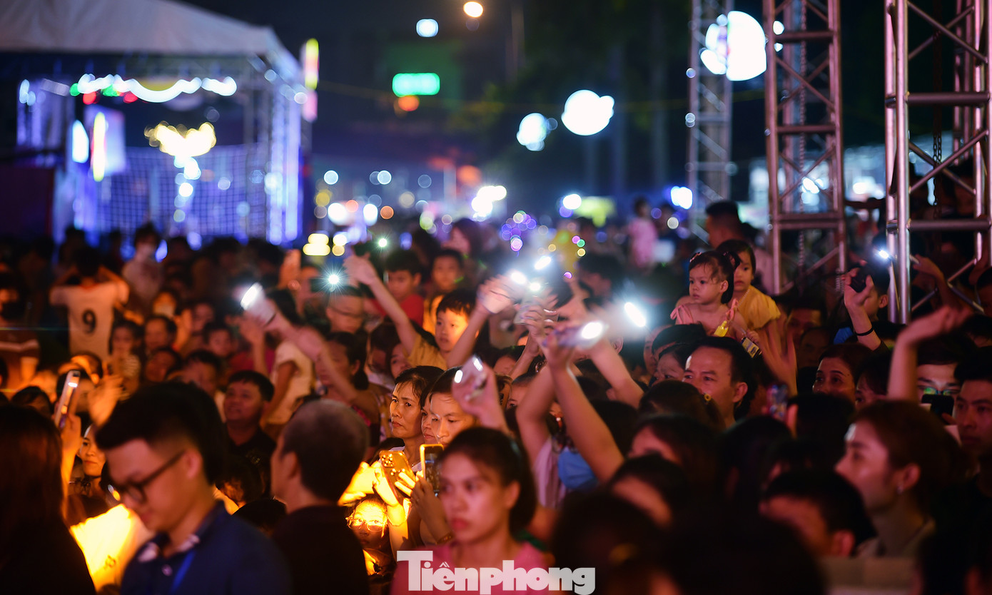 Đông đảo khán giả trong đêm nhạc hội Thanh niên công nhân - Lan tỏa năng lượng tích cực đã theo dõi và nhiệt tình cổ vũ nghệ sĩ, ca sĩ trên sân khấu. Ảnh: Xuân Tùng Đông đảo khán giả trong đêm nhạc hội Thanh niên công nhân - Lan tỏa năng lượng tích cực đã theo dõi và nhiệt tình cổ vũ nghệ sĩ, ca sĩ trên sân khấu. Ảnh: Xuân Tùng