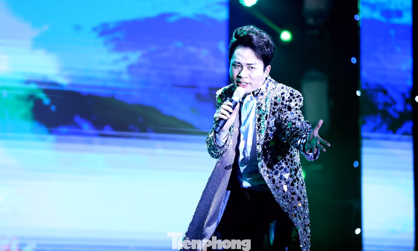 Ca sĩ Tùng Dương đã trình diễn các bản hít được nhiều người yêu thích "Ai chung tình được mãi", "Cô đơn trên sofa", "Bên trên tầng lầu". Ảnh: Đức Minh