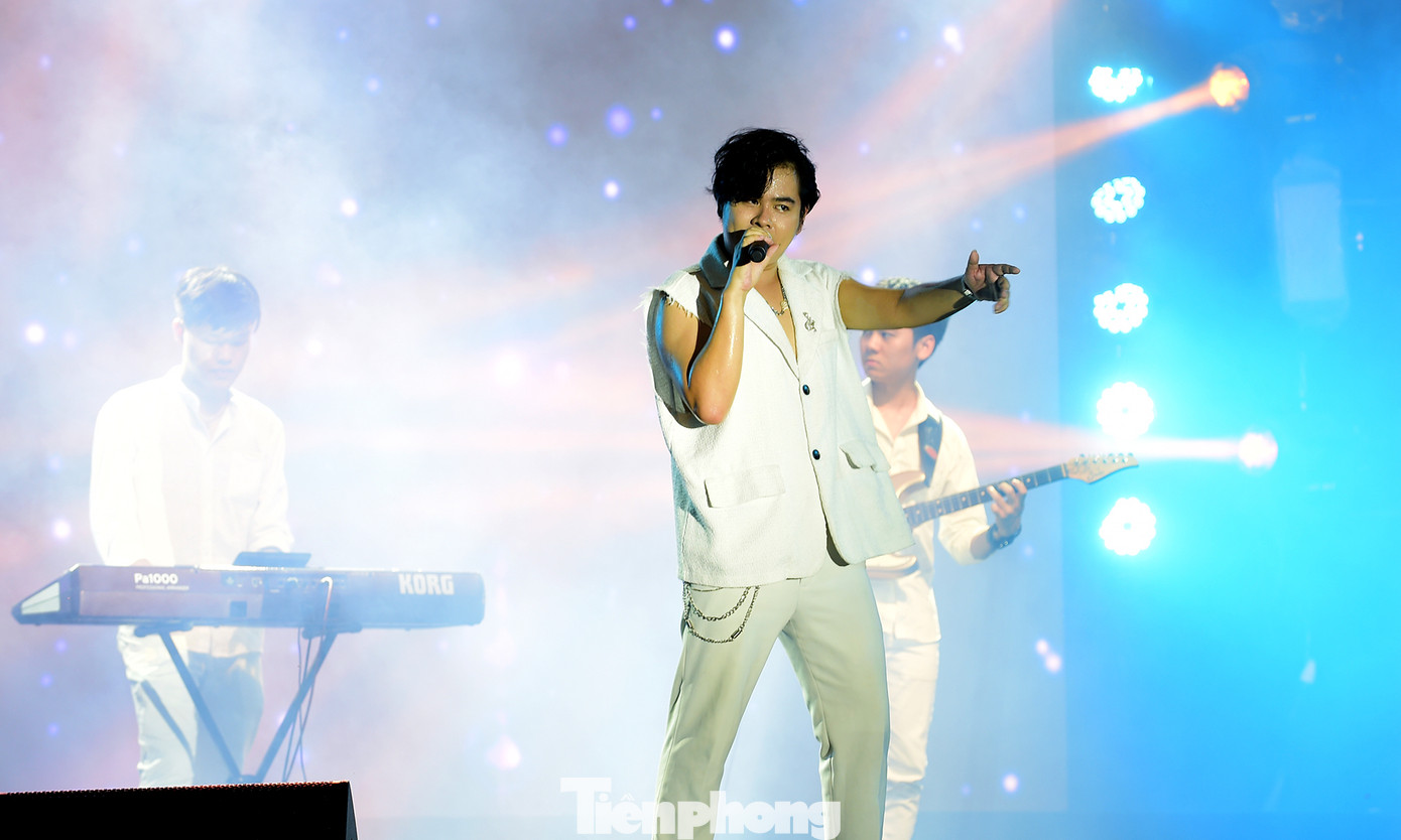 Biểu diễn trong đêm nhạc có các ca sĩ nổi tiếng như Ca sĩ Tùng Dương, Đông Hùng, Hà Myo, Rapper Rica... và các nghệ sĩ trẻ Nhà hát Kịch Việt Nam; vũ đoàn Grammy, vũ đoàn Homiez, Ban nhạc Wave, DJ Star 2022. Biểu diễn trong đêm nhạc có các ca sĩ nổi tiếng như Ca sĩ Tùng Dương, Đông Hùng, Hà Myo, Rapper Rica... và các nghệ sĩ trẻ Nhà hát Kịch Việt Nam; vũ đoàn Grammy, vũ đoàn Homiez, Ban nhạc Wave, DJ Star 2022.