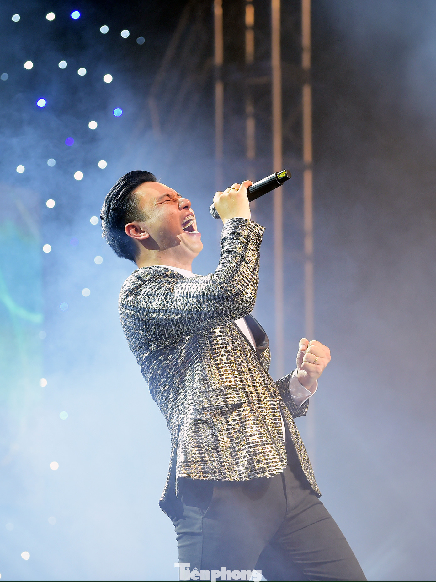 Ca sĩ Đông Hùng xuất hiện trong đêm nhạc hội thanh niên công nhân với màn thể hiện bài hát "Vinh Quang đang chờ ta", "Việt Nam trong tôi là". Ảnh: Xuân Tùng Ca sĩ Đông Hùng xuất hiện trong đêm nhạc hội thanh niên công nhân với màn thể hiện bài hát "Vinh Quang đang chờ ta", "Việt Nam trong tôi là". Ảnh: Xuân Tùng