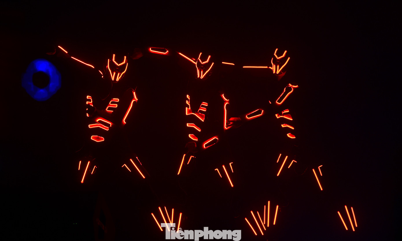 Đêm nhạc Thanh niên công nhân với nhiều tiết mục đặc sắc được chuẩn bị công phu, tiếp tục lan tỏa năng lượng tích cực bằng những giai điệu sôi động. Từ đó, để những người trẻ làm việc, học tập và rèn luyện hăng say hơn, cống hiến nhiều hơn cho cộng đồng xã hội. Đêm nhạc Thanh niên công nhân với nhiều tiết mục đặc sắc được chuẩn bị công phu, tiếp tục lan tỏa năng lượng tích cực bằng những giai điệu sôi động. Từ đó, để những người trẻ làm việc, học tập và rèn luyện hăng say hơn, cống hiến nhiều hơn cho cộng đồng xã hội.