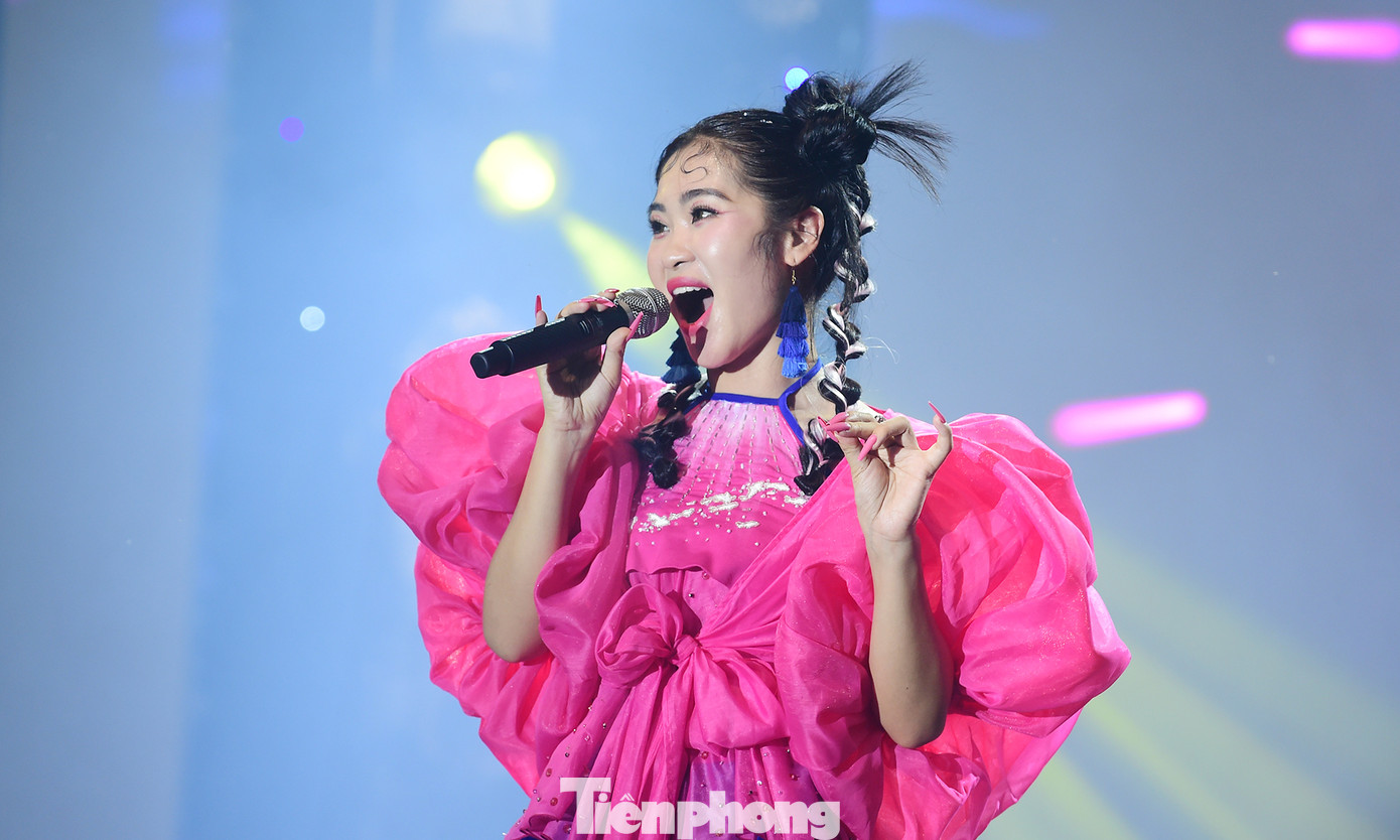 Hà Myo cùng Vũ đoàn Homiez thể hiện "Việt Nam và những chuyến đi", "Xẩm Hà Nội", "Cơn mưa ngang qua. Ảnh: Xuân Tùng Hà Myo cùng Vũ đoàn Homiez thể hiện "Việt Nam và những chuyến đi", "Xẩm Hà Nội", "Cơn mưa ngang qua. Ảnh: Xuân Tùng