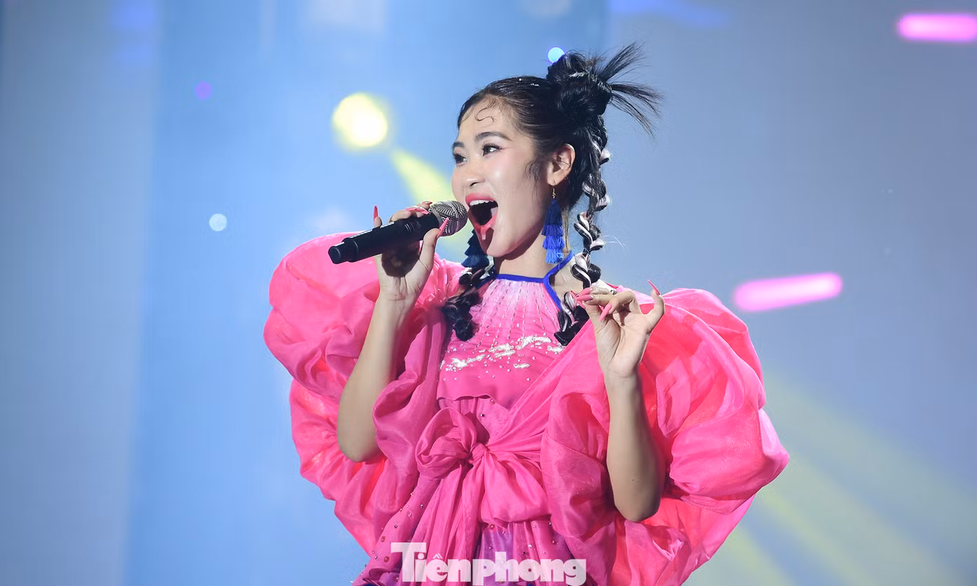 Hà Myo cùng Vũ đoàn Homiez thể hiện "Việt Nam và những chuyến đi", "Xẩm Hà Nội", "Cơn mưa ngang qua. Ảnh: Xuân Tùng