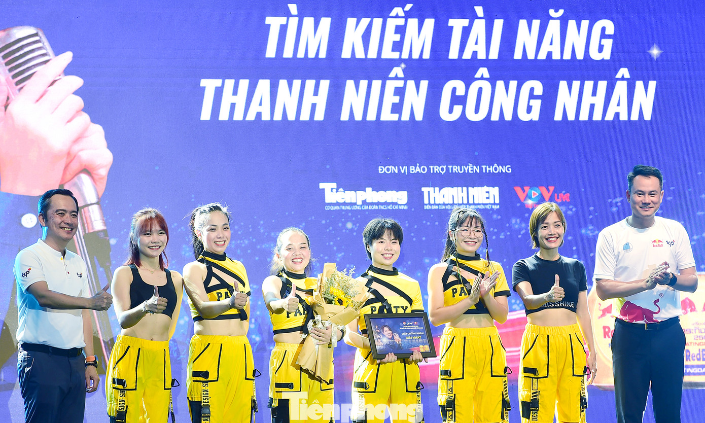 Bên cạnh các tiết mục đặc sắc là các tiết mục tài năng do chính các bạn thanh niên công nhân thể hiện. Sau hàng loạt các phần trình diễn của các bạn thí sinh là thanh niên công nhân đang làm việc trên địa bàn tỉnh Bắc Ninh, Ban giám khảo đã chọn được 6 tiết mục xuất sắc nhất đoạt giải. Giải Nhất trị giá 10 triệu đồng thuộc về tiết mục nhảy zumba mashup đến từ các nữ thanh niên công nhân thuộc Công ty TNHH Thương mại & Dịch vụ quốc tế Trường Thọ. (Trong ảnh, Phó Chủ tịch thường trực T.Ư Hội LHTN Việt Nam Nguyễn Kim Quy và Tổng Giám đốc Công ty TNHH TCP Việt Nam Nguyễn Thanh Huân trao giải Nhất). Ảnh: Xuân Tùng Bên cạnh các tiết mục đặc sắc là các tiết mục tài năng do chính các bạn thanh niên công nhân thể hiện. Sau hàng loạt các phần trình diễn của các bạn thí sinh là thanh niên công nhân đang làm việc trên địa bàn tỉnh Bắc Ninh, Ban giám khảo đã chọn được 6 tiết mục xuất sắc nhất đoạt giải. Giải Nhất trị giá 10 triệu đồng thuộc về tiết mục nhảy zumba mashup đến từ các nữ thanh niên công nhân thuộc Công ty TNHH Thương mại & Dịch vụ quốc tế Trường Thọ. (Trong ảnh, Phó Chủ tịch thường trực T.Ư Hội LHTN Việt Nam Nguyễn Kim Quy và Tổng Giám đốc Công ty TNHH TCP Việt Nam Nguyễn Thanh Huân trao giải Nhất). Ảnh: Xuân Tùng