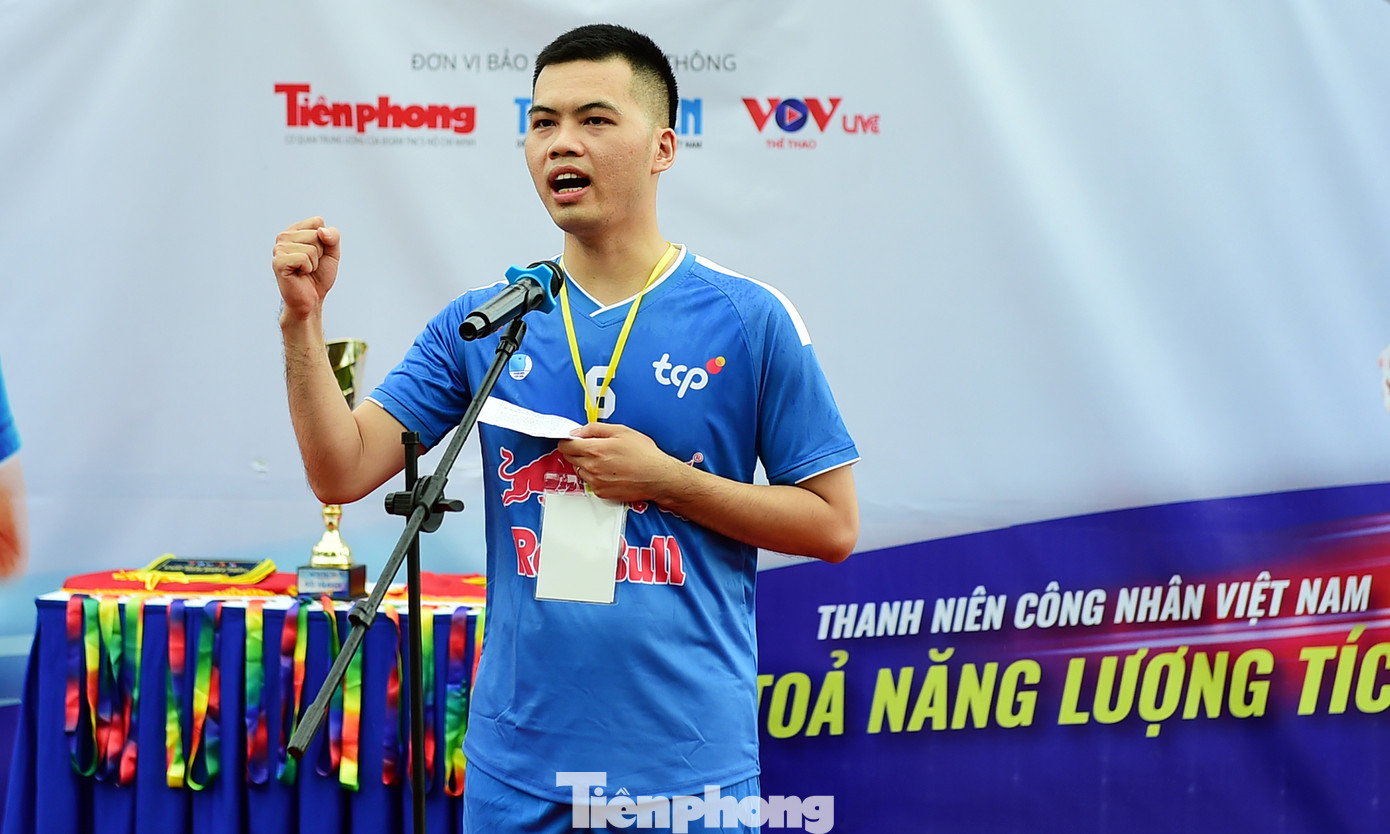 Giải bóng đá Thanh niên công nhân Cup Red Bull 2023 khu vực Đồng bằng sông Hồng và Bắc Trung Bộ diễn ra trong 2 ngày 8 - 9/7, tại Hà Nội với 16 đội tranh tài. Đại diện cầu thủ các đội bóng tranh tài và đại diện trọng tài điều khiển các trận của giải đấu tuyên thệ. Ảnh: Xuân Tùng