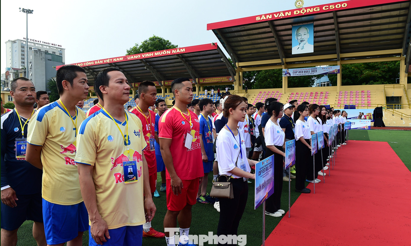 Giải bóng đá Thanh niên công nhân Cup Red Bull 2023 khu vực Đồng bằng sông Hồng và Bắc Trung Bộ diễn ra trong 2 ngày 8 - 9/7, tại Hà Nội với 16 đội tranh tài. Đại diện cầu thủ các đội bóng tranh tài và đại diện trọng tài điều khiển các trận của giải đấu tuyên thệ. Ảnh: Xuân Tùng