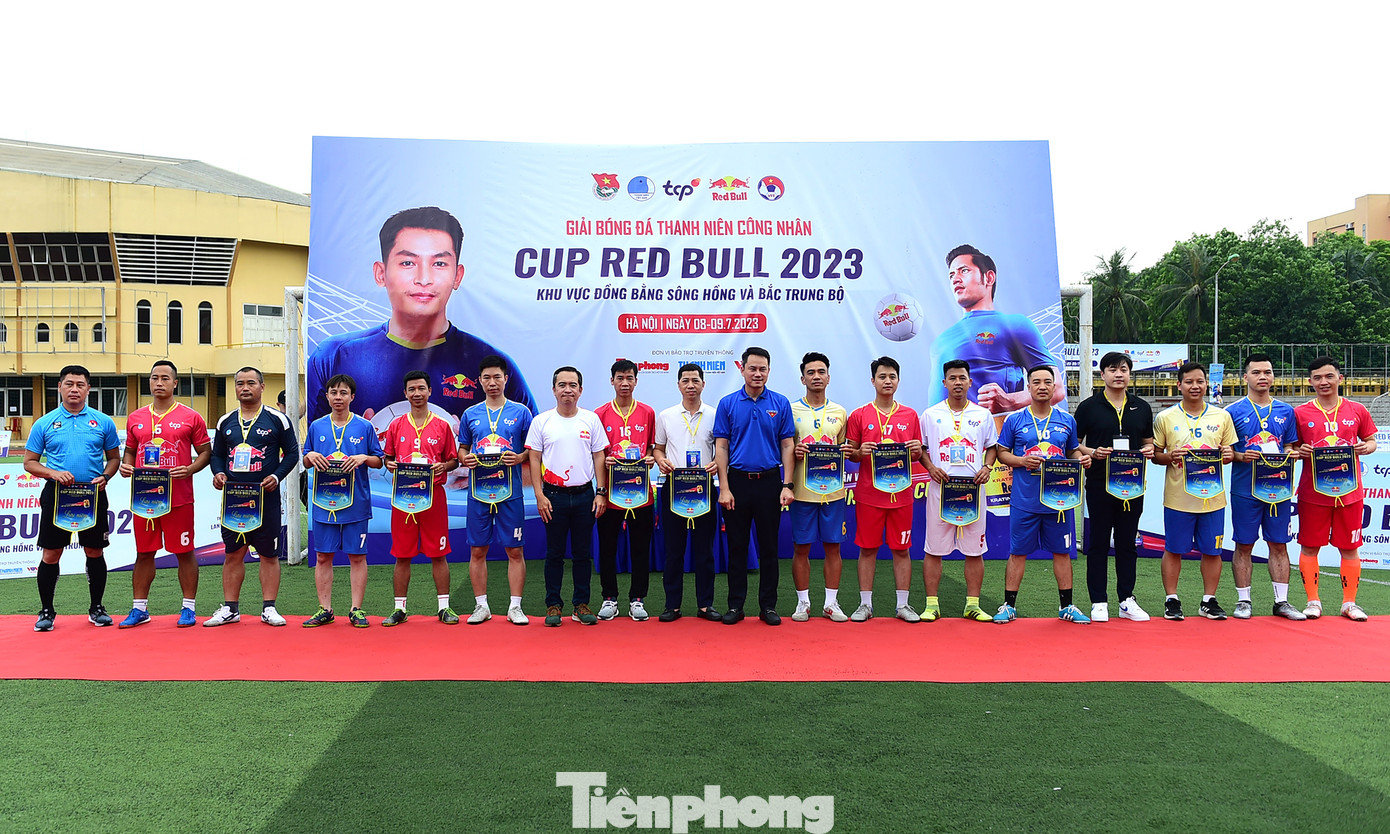 "Giải đấu có tổng 96 đội bóng đại diện cho các doanh nghiệp trong khu vực tham dự. Mỗi khu vực có 16 đội bóng tham dự, thi đấu theo hình thức sân 7 người, bốc thăm chia cặp đấu loại trực tiếp để lựa chọn ra đội Vô địch, giải Nhì và giải Ba của khu vực với các phần thưởng hấp dẫn bằng tiền mặt và các thùng sản phẩm của nhà tài trợ", anh Quy nói. Trong ảnh, đại diện Ban Tổ chức tặng cờ lưu niệm 16 đội bóng khu vực Đồng bằng Sông Hồng và Bắc Trung Bộ tranh tài. Ảnh: Xuân Tùng