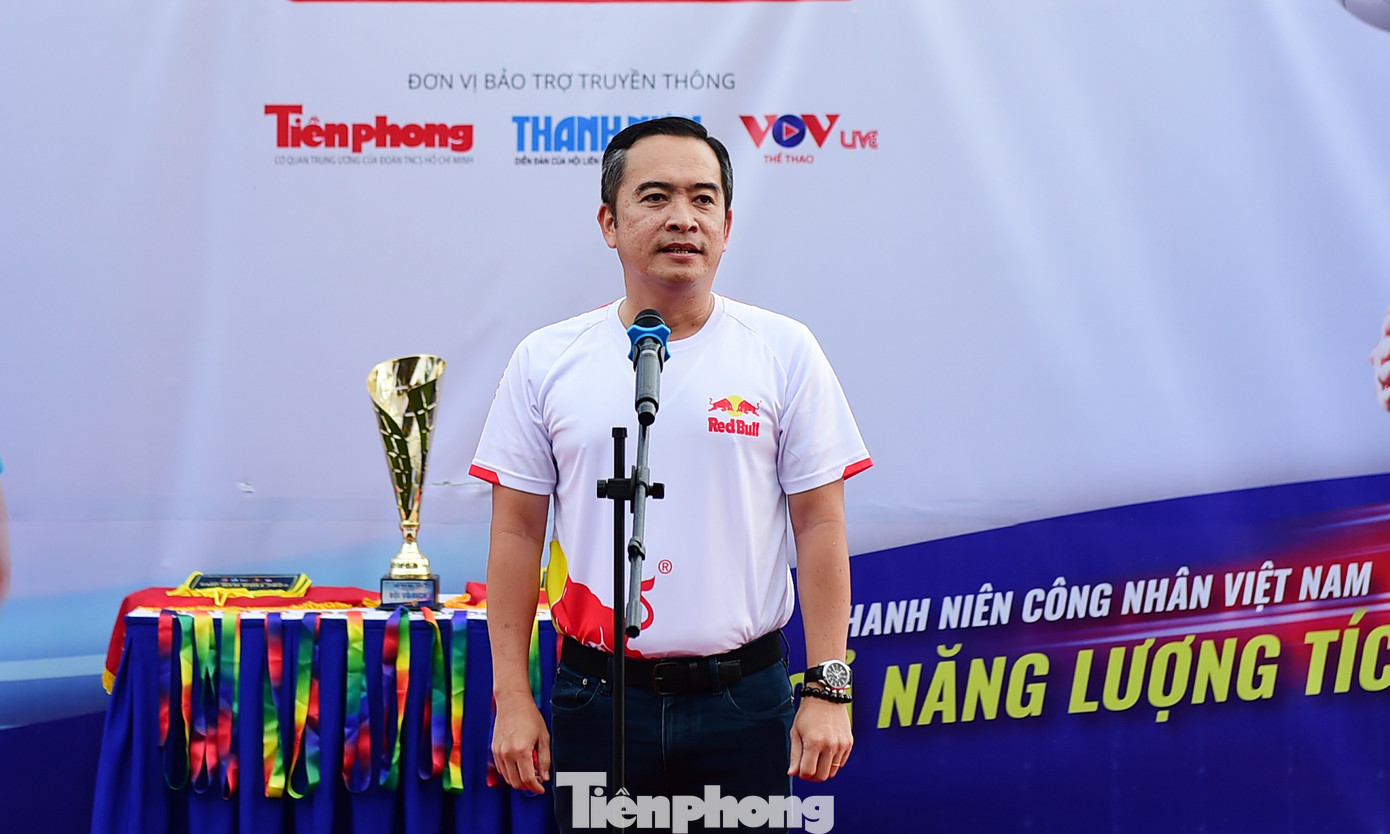 Ông Nguyễn Thanh Huân, Tổng giám đốc Công ty TNHH TCP Việt Nam mong rằng thông qua Giải đấu và niềm đam mê với bóng đá, rộng hơn nữa là với các hoạt động thể thao cũng như trong công việc của đội ngũ thanh niên công nhân sẽ được tiếp lửa, trở thành nguồn động lực khiến các bạn thêm hăng say cống hiến cho công việc. Bên cạnh đó, TCP Việt Nam cùng nhãn hàng Red Bull cũng sẽ tài trợ và dành tặng thêm những phần thưởng giá trị gồm tiền mặt và sản phẩm cho các đội bóng xuất sắc. Ảnh: Xuân Tùng