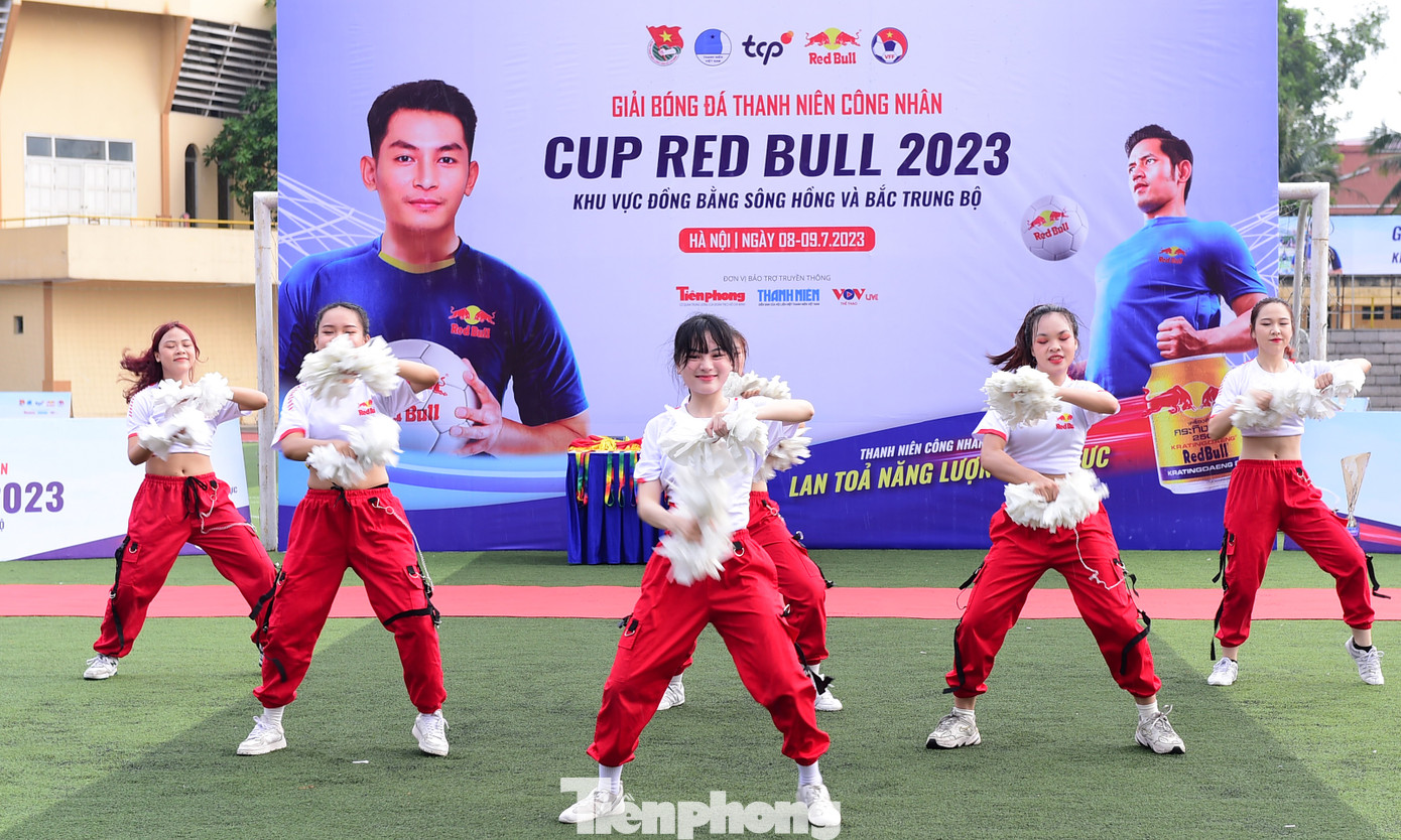 Ngày 8/7, tại Hà Nội, khai mạc Giải bóng đá Thanh niên công nhân Cup Red Bull 2023 khu vực Đồng bằng sông Hồng và Bắc Trung Bộ. Giải đấu thuộc chuỗi hoạt động Ngày hội Thanh niên công nhân - Lan tỏa năng lượng tích cực năm 2023 do Trung ương Hội LHTN Việt Nam phối hợp với Công ty TNHH TCP Việt Nam - nhãn hàng Red Bull tổ chức. Ảnh: Xuân Tùng