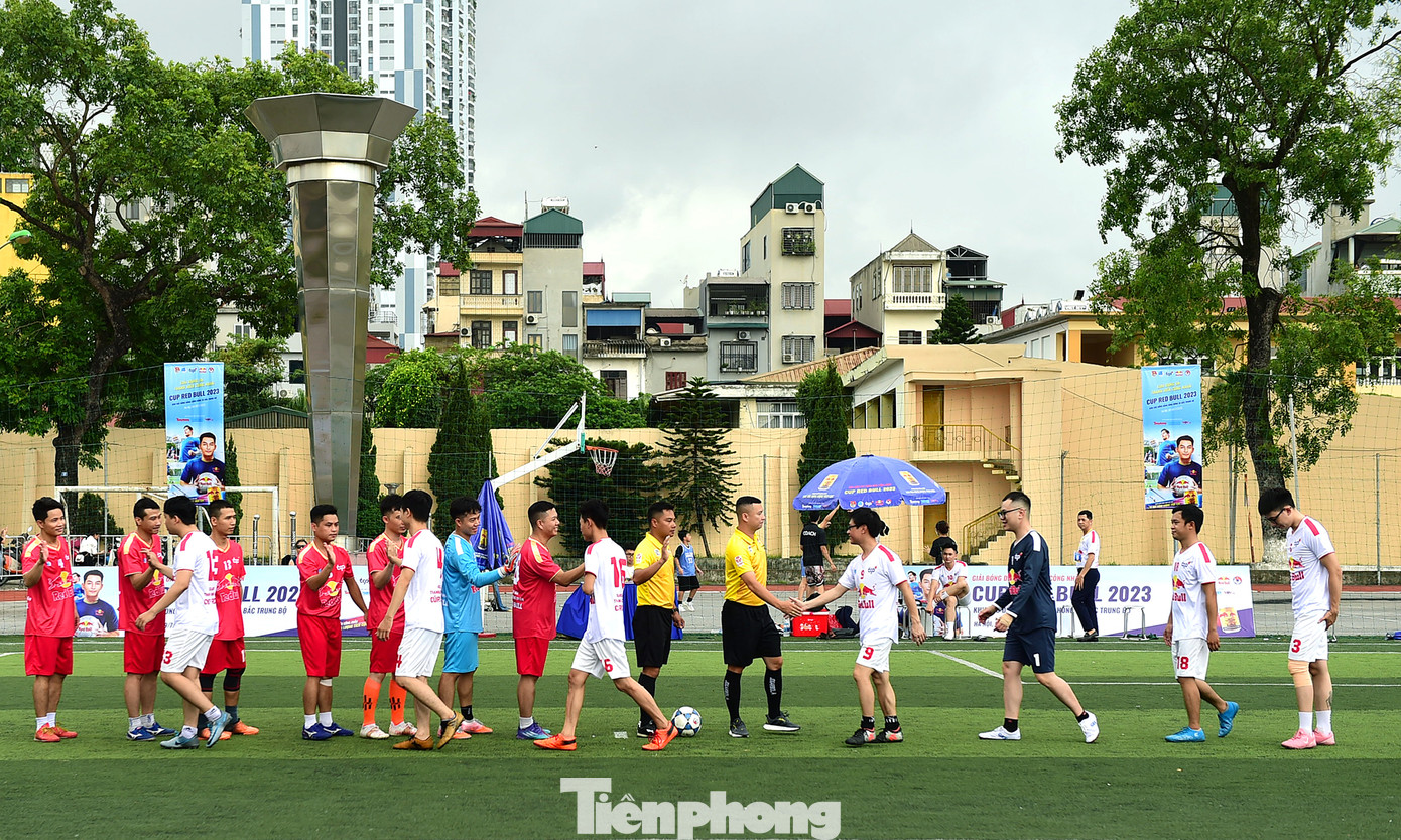 Ngay sau lễ khai mạc, các đội bóng đã tham gia tranh tài với tinh thần thể thao cao thượng, đoàn kết, cống hiến cho khán giả những trận cầu đẹp mắt, kịch tính.