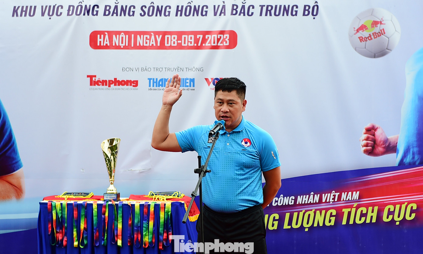 Giải bóng đá Thanh niên công nhân Cup Red Bull 2023 khu vực Đồng bằng sông Hồng và Bắc Trung Bộ diễn ra trong 2 ngày 8 - 9/7, tại Hà Nội với 16 đội tranh tài. Đại diện cầu thủ các đội bóng tranh tài và đại diện trọng tài điều khiển các trận của giải đấu tuyên thệ. Ảnh: Xuân Tùng