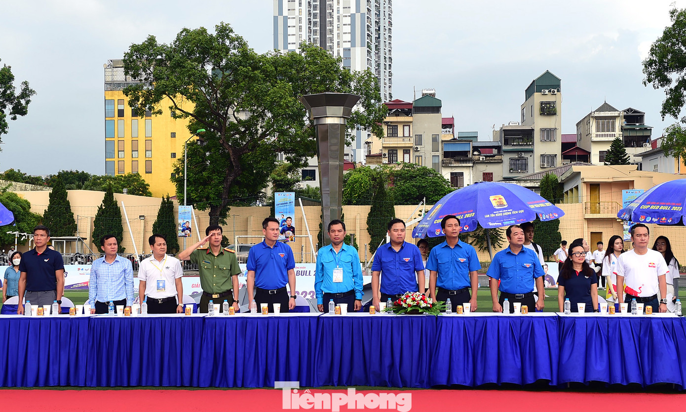 Dự chương trình có anh Nguyễn Kim Quy, Ủy viên Ban Thường vụ T.Ư Đoàn, Phó Chủ tịch thường trực T.Ư Hội LHTN Việt Nam; ông Nguyễn Thanh Huân, Tổng Giám đốc Công ty TNHH TCP Việt Nam; đại diện lãnh đạo các ban, đơn vị của T.Ư Đoàn, T.Ư Hội LHTN Việt Nam, Công ty TNHH TCP Việt Nam; thanh niên công nhân và 16 đội bóng đại diện cho thanh niên công nhân các khu công nghiệp, khu chế xuất tại khu vực Đồng bằng sông Hồng và Bắc Trung bộ. Ảnh: Xuân Tùng