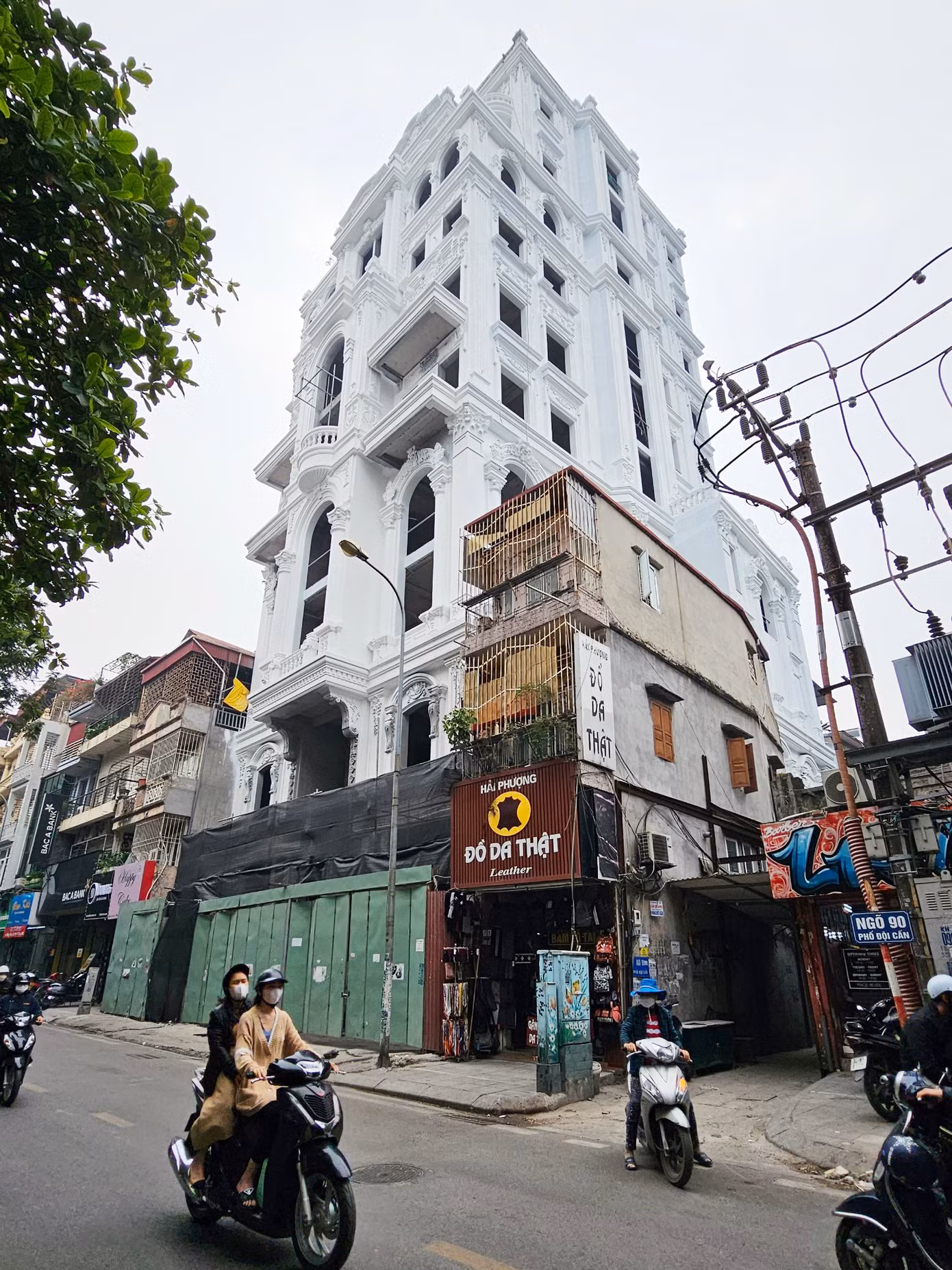 Công trình nhà ở riêng lẻ xây kiến trúc kiểu “lâu đài” trên phố Đội Cấn dính nhiều vi phạm.