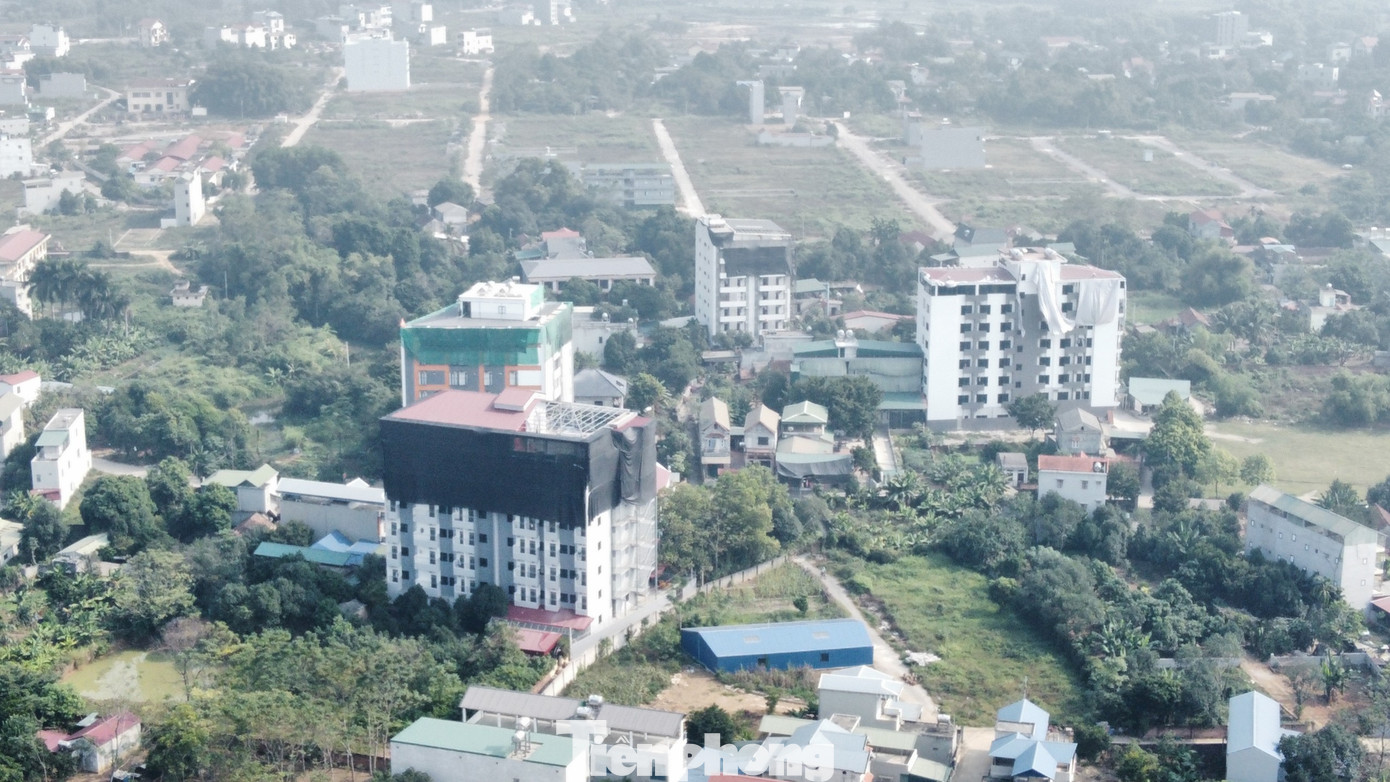 Không chỉ riêng tòa chung cư mini My House, loạt tòa chung cư mini vi phạm khác trên đường Phú Hữu (xã Tân Xã) tiến độ tháo dỡ, "cắt ngọn" phần vượt tầng cũng diễn ra ì ạch.