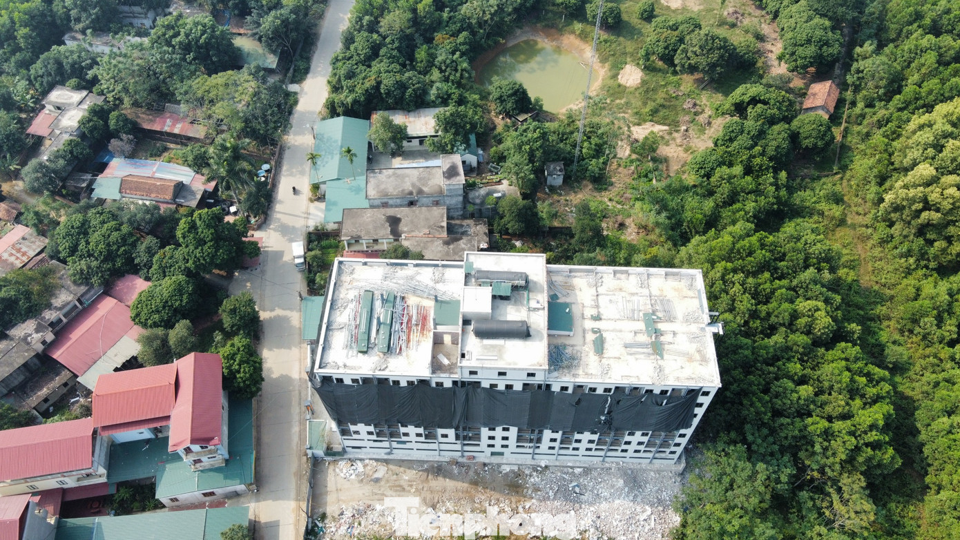 Trao đổi với PV, lãnh đạo UBND xã Tân Xã cho biết, phía chủ đầu tư vẫn đang phối hợp với địa phương để tháo dỡ phần vi phạm.